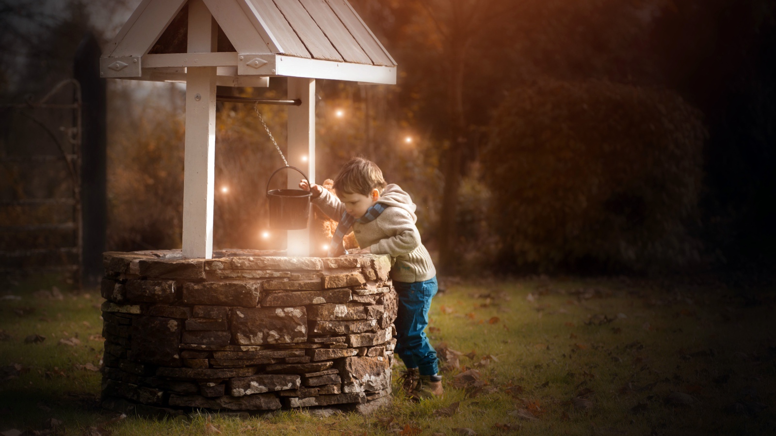 Маленький мальчик у колодца 