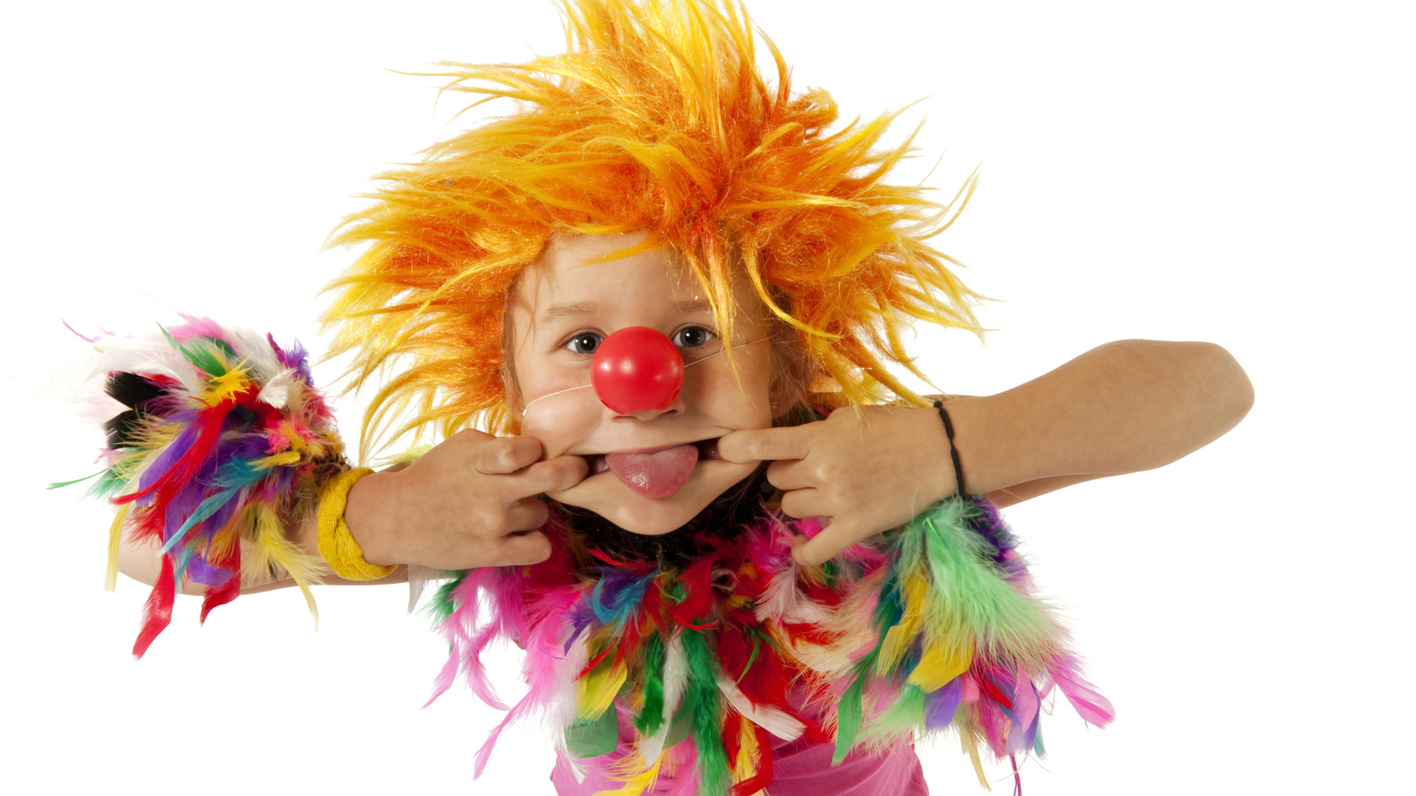 Маленький мальчик в костюме клоуна на белом фоне