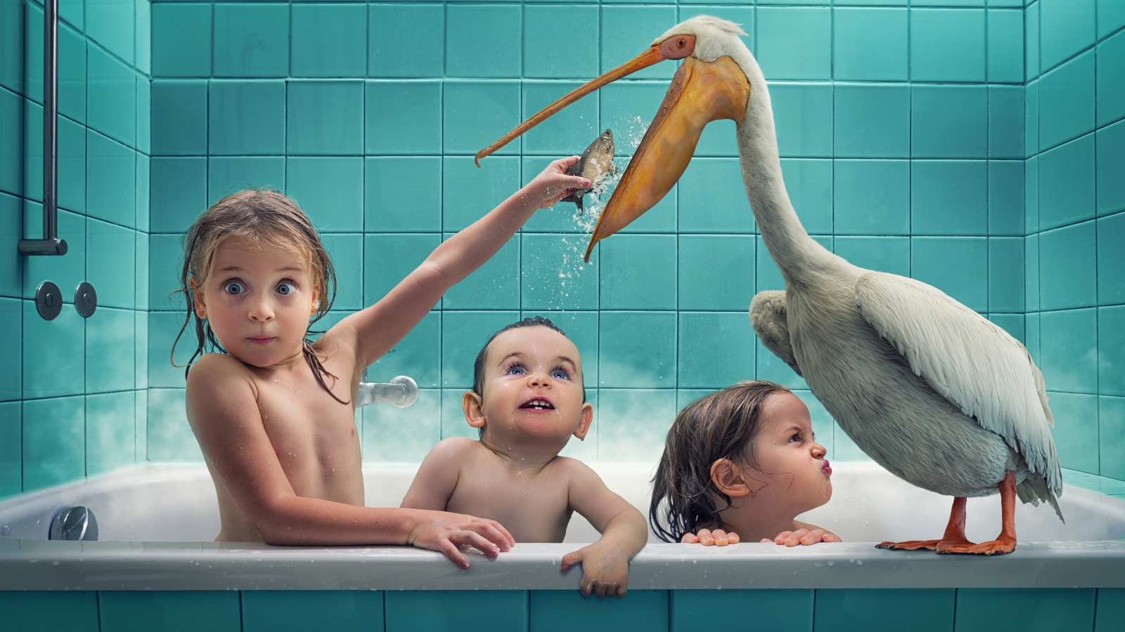 Маленькие дети сидят в ванной с пеликаном