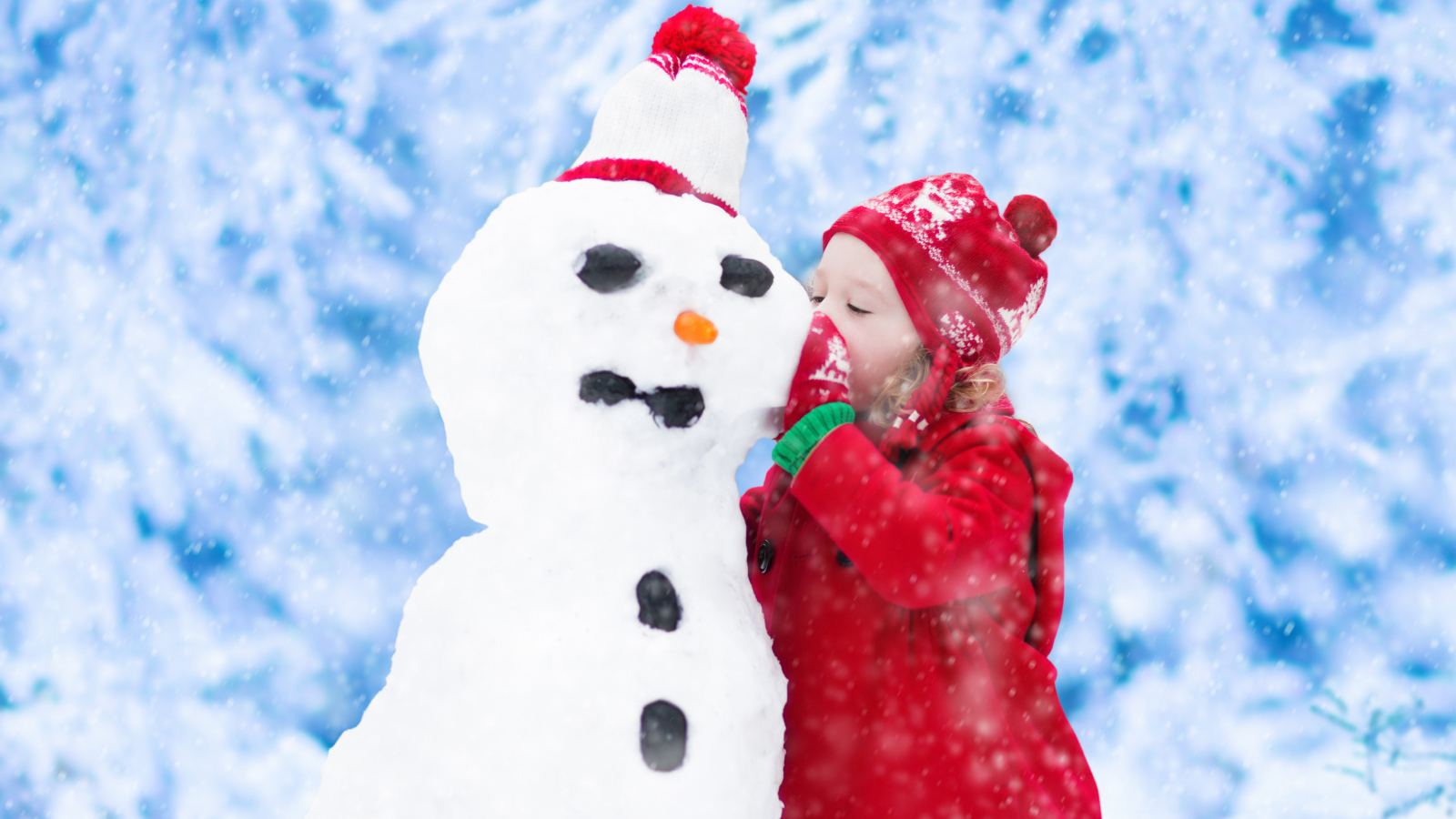 Маленькая девочка в красном пальто со снеговиком