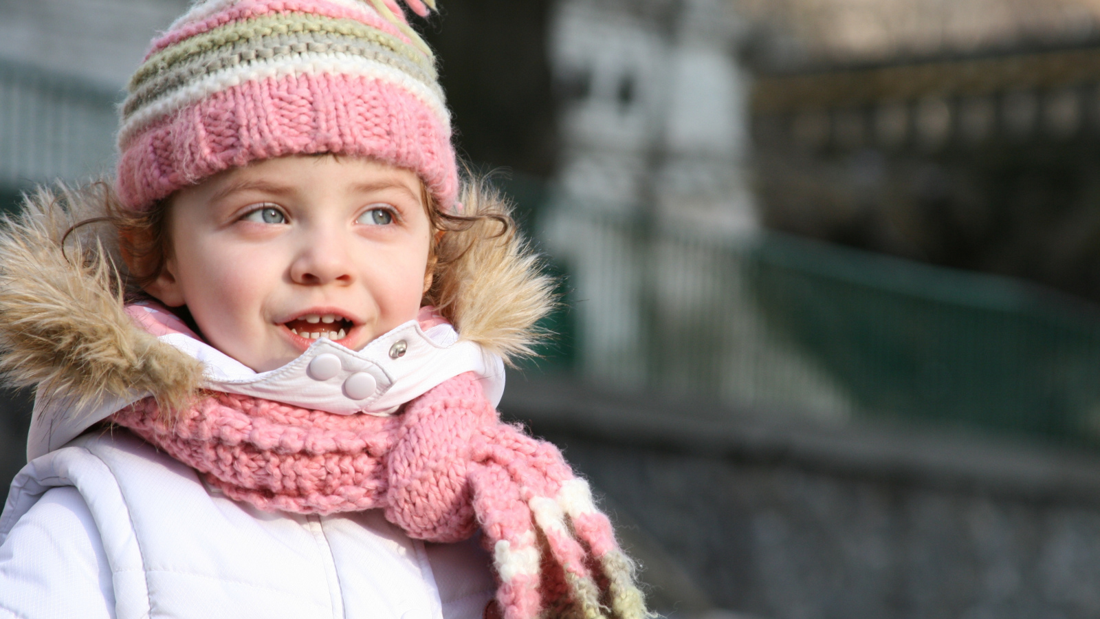 Маленькая девочка в теплой шапке с шарфом