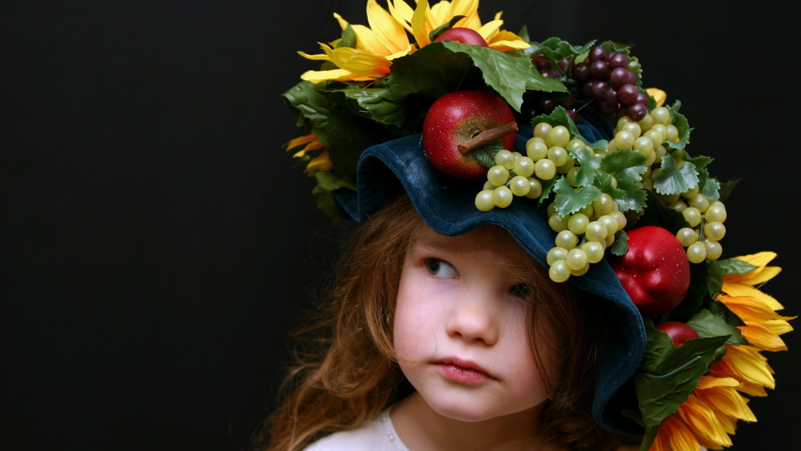 Маленькая девочка в необычной шляпе