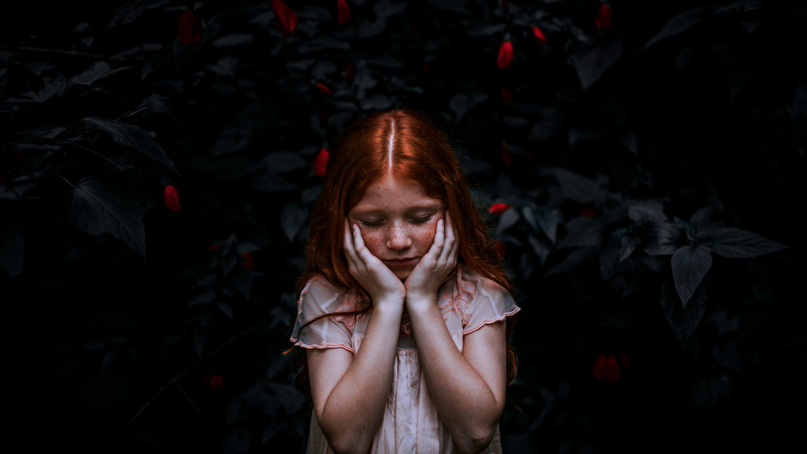 Маленькая рыжеволосая девочка с закрытыми глазами 