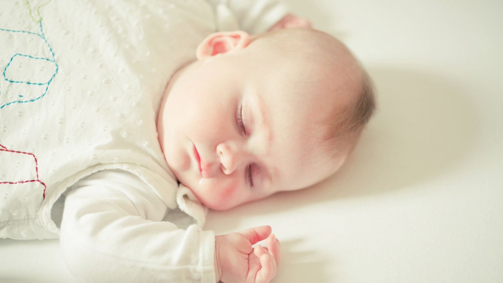 Спящий милый грудной ребенок