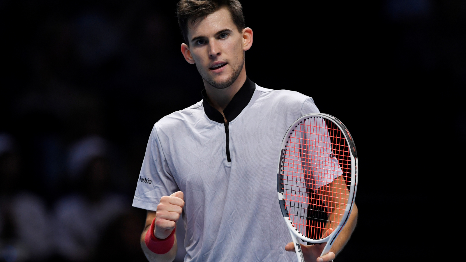 Австрийский теннисист Доминик Тим с ракеткой