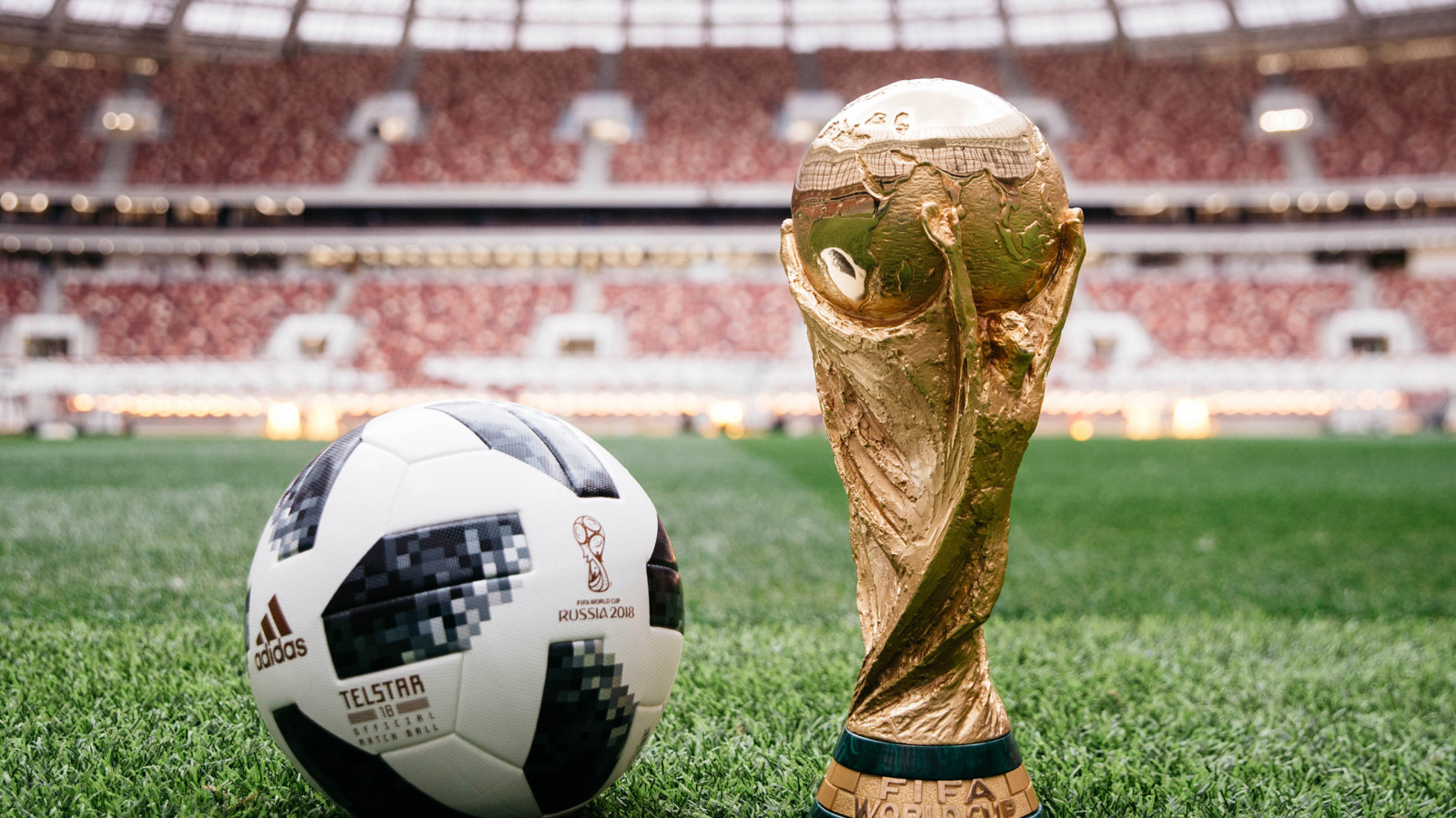 Мяч и кубок Чемпионата мира по футболу 2018 в России