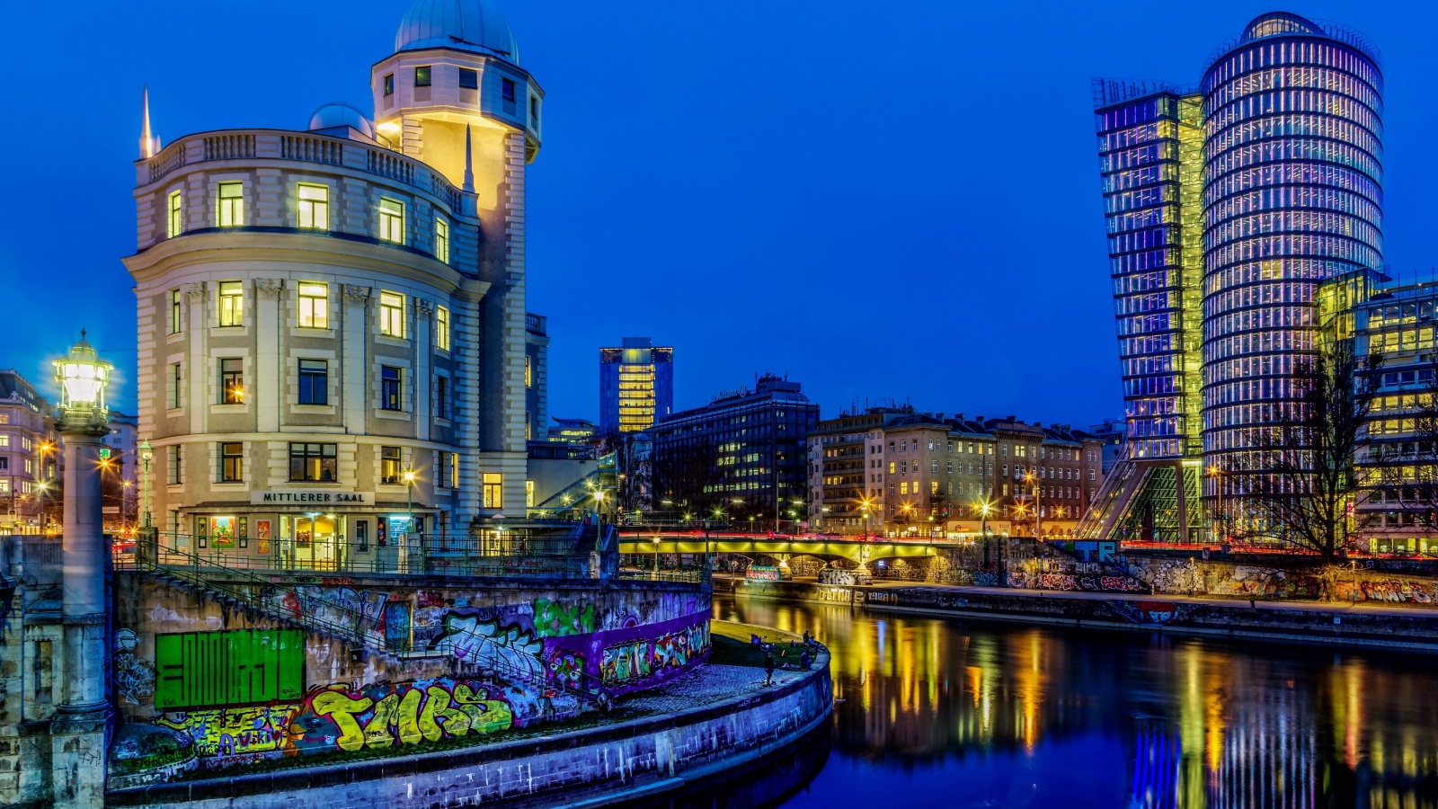 Ночные небоскребы у канала, Вена. Австрия
