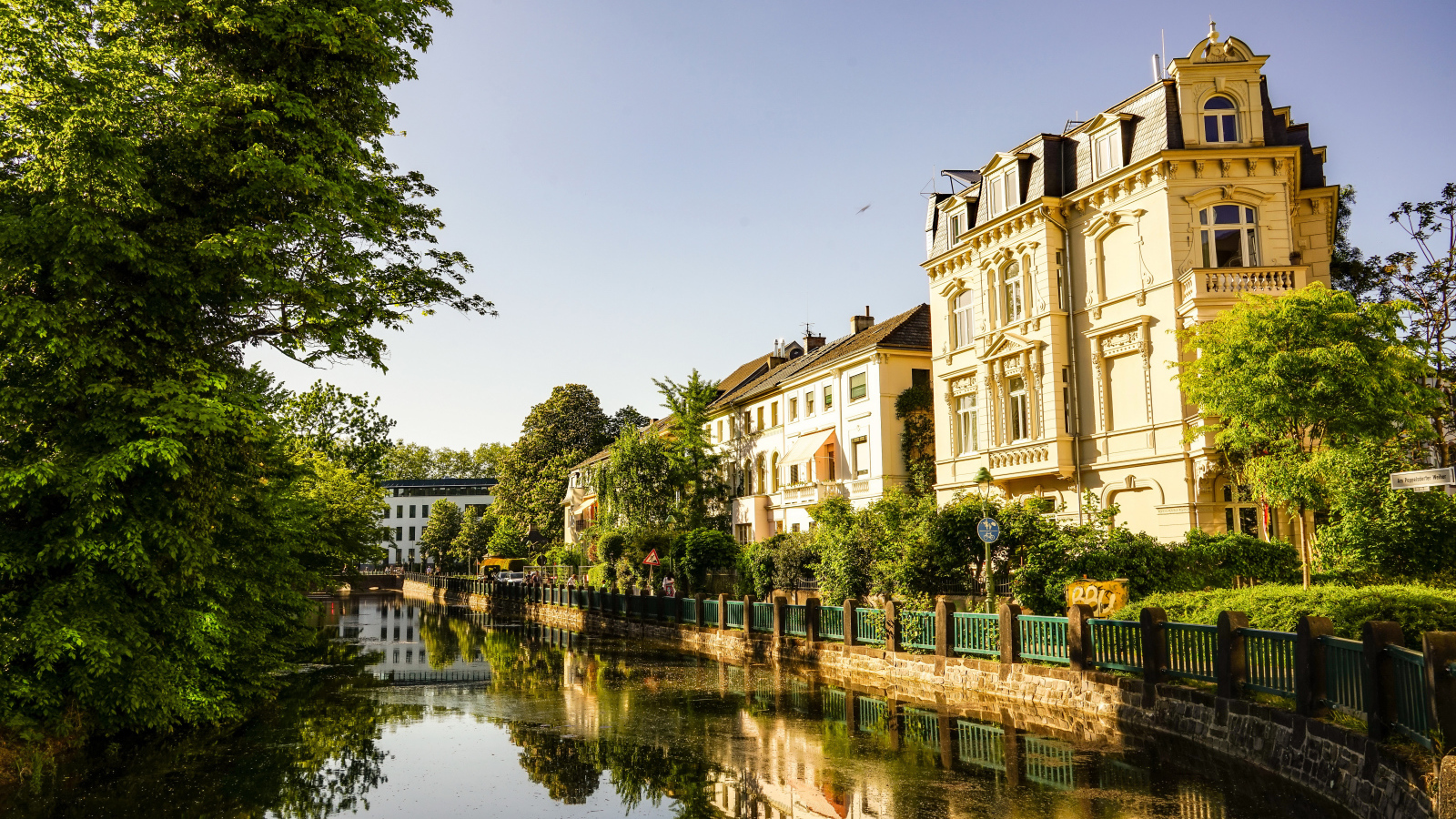 Красивые старые дома у реки, Германия