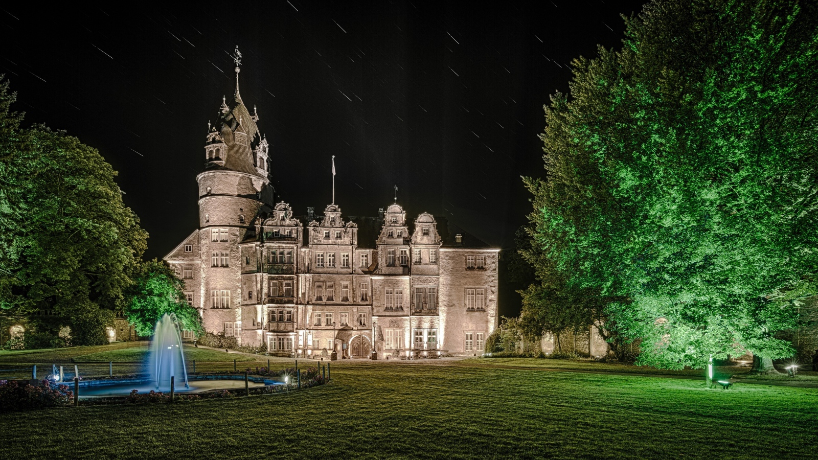 Резиденция Герцогского замка Детмольд в Северном Рейне-Вестфалии ночью, Германия
