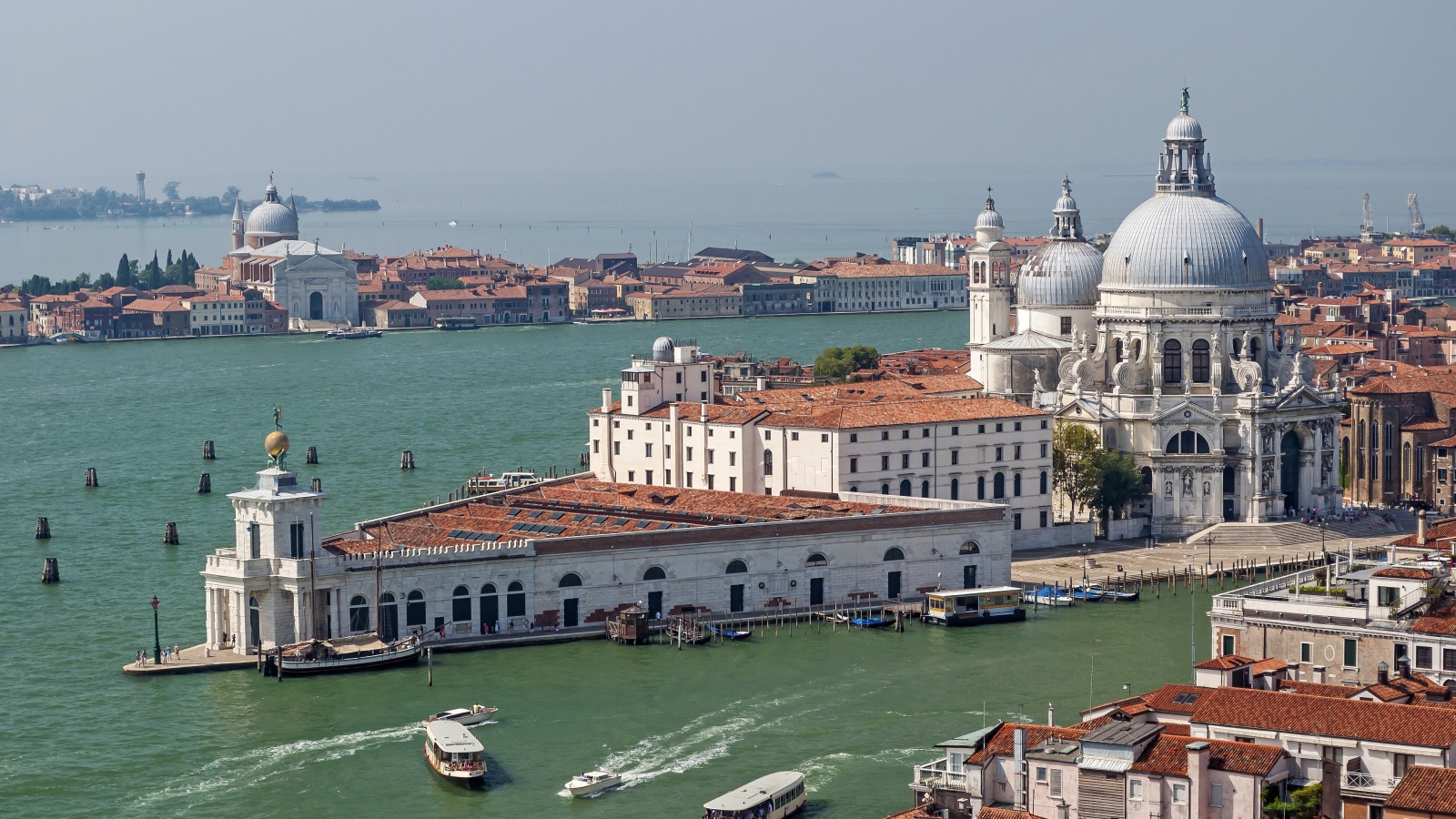 Вид на собор Санта Мария делла Салюте на Гранд канале, Венеция. Италия