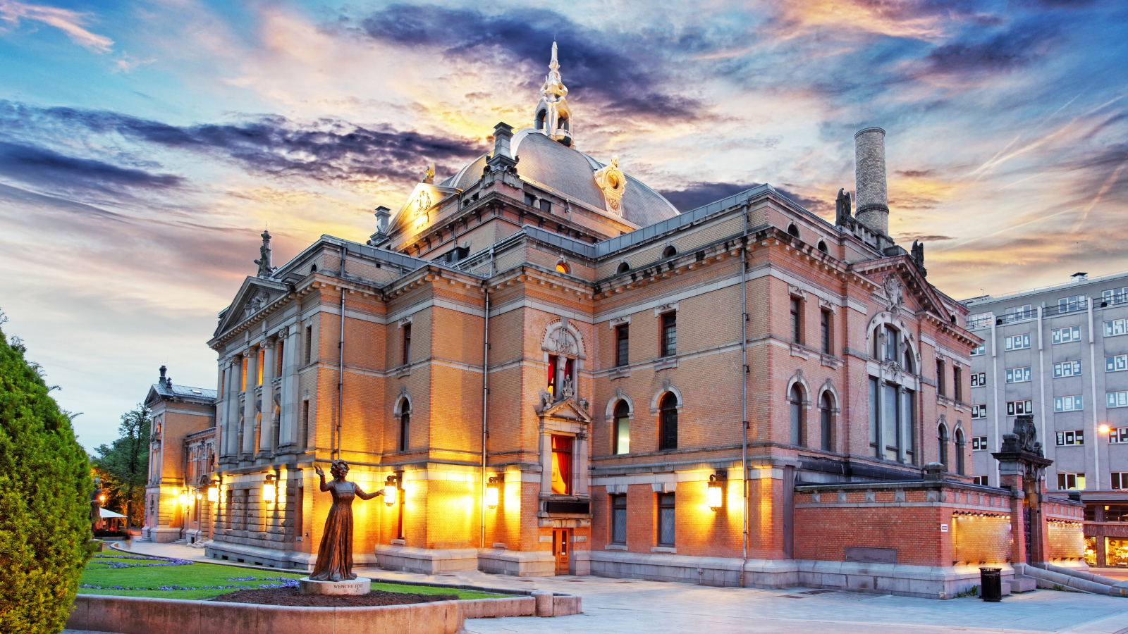 Норвежский национальный театр под красивым небом, Осло. Норвегия