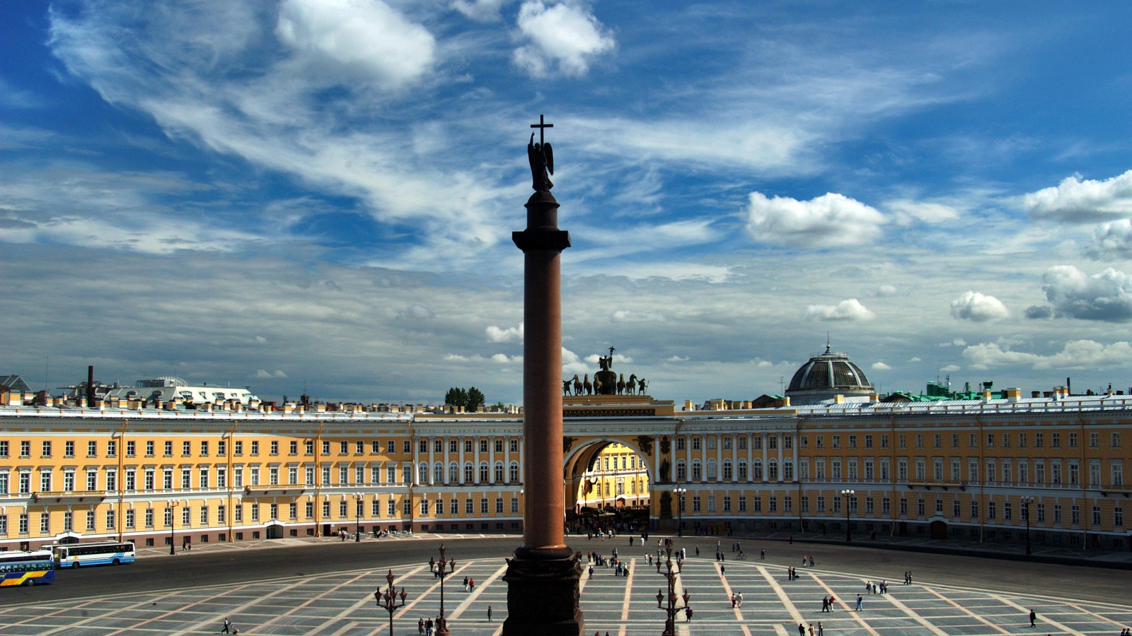 Дворцовая площадь под голубым небом,  Санкт-Петербург. Россия