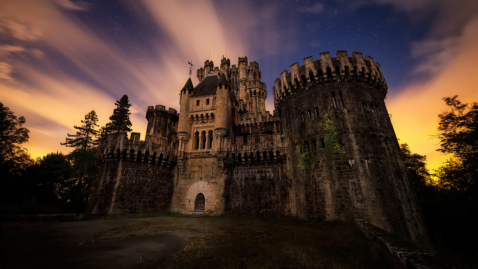 Замок Butron на фоне звездного неба вечером, Гатика. Испания