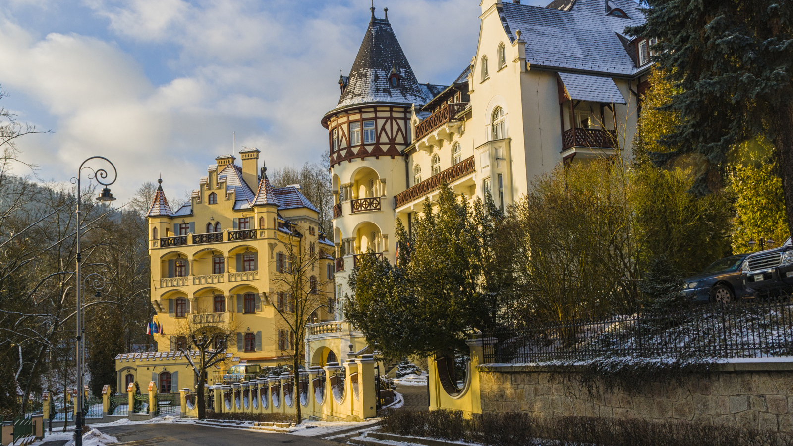 Красивый дом на зимней улице в городе Карловы Вары, Чехия