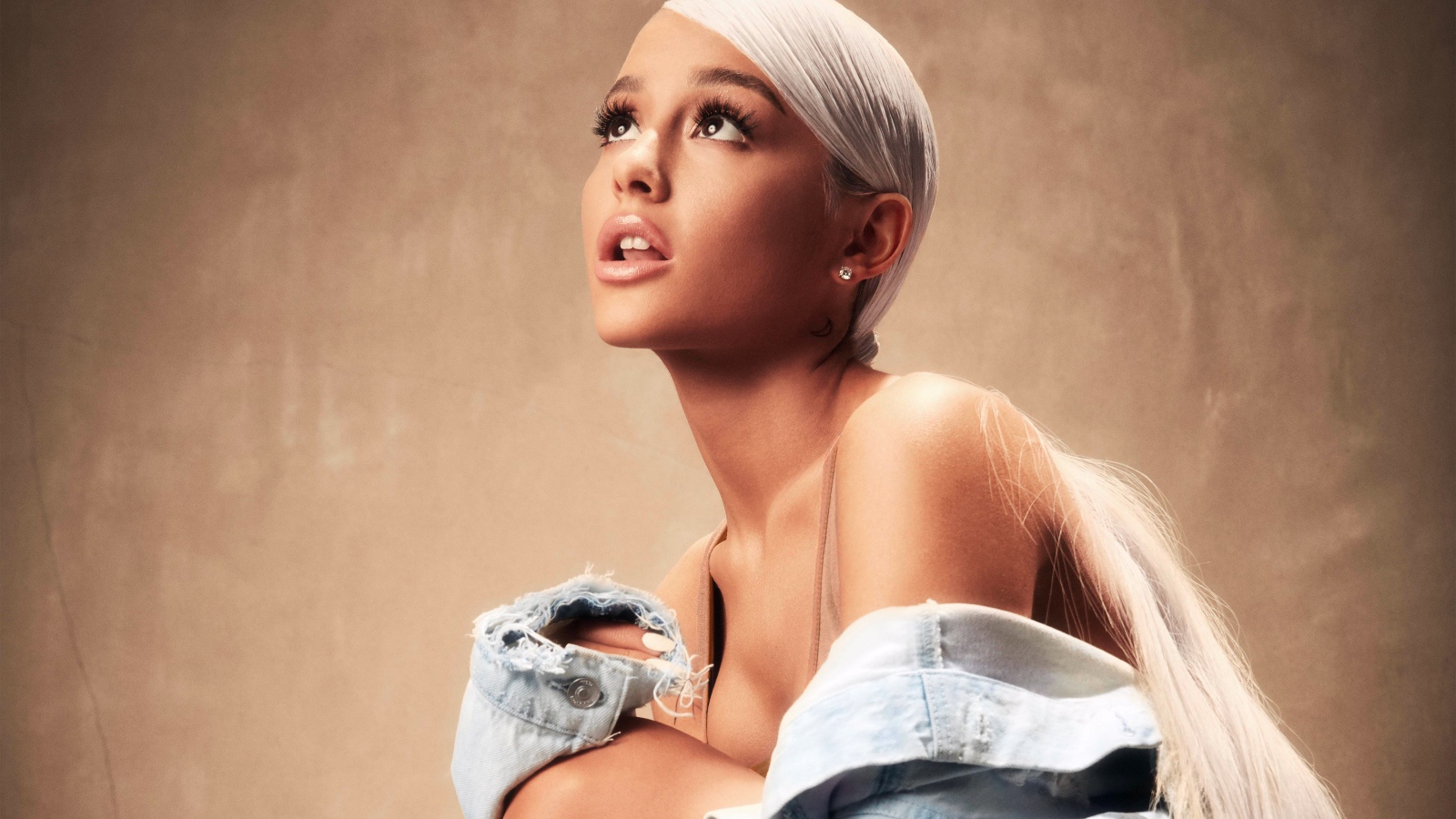 Актриса Ариана Гранде с белыми волосами