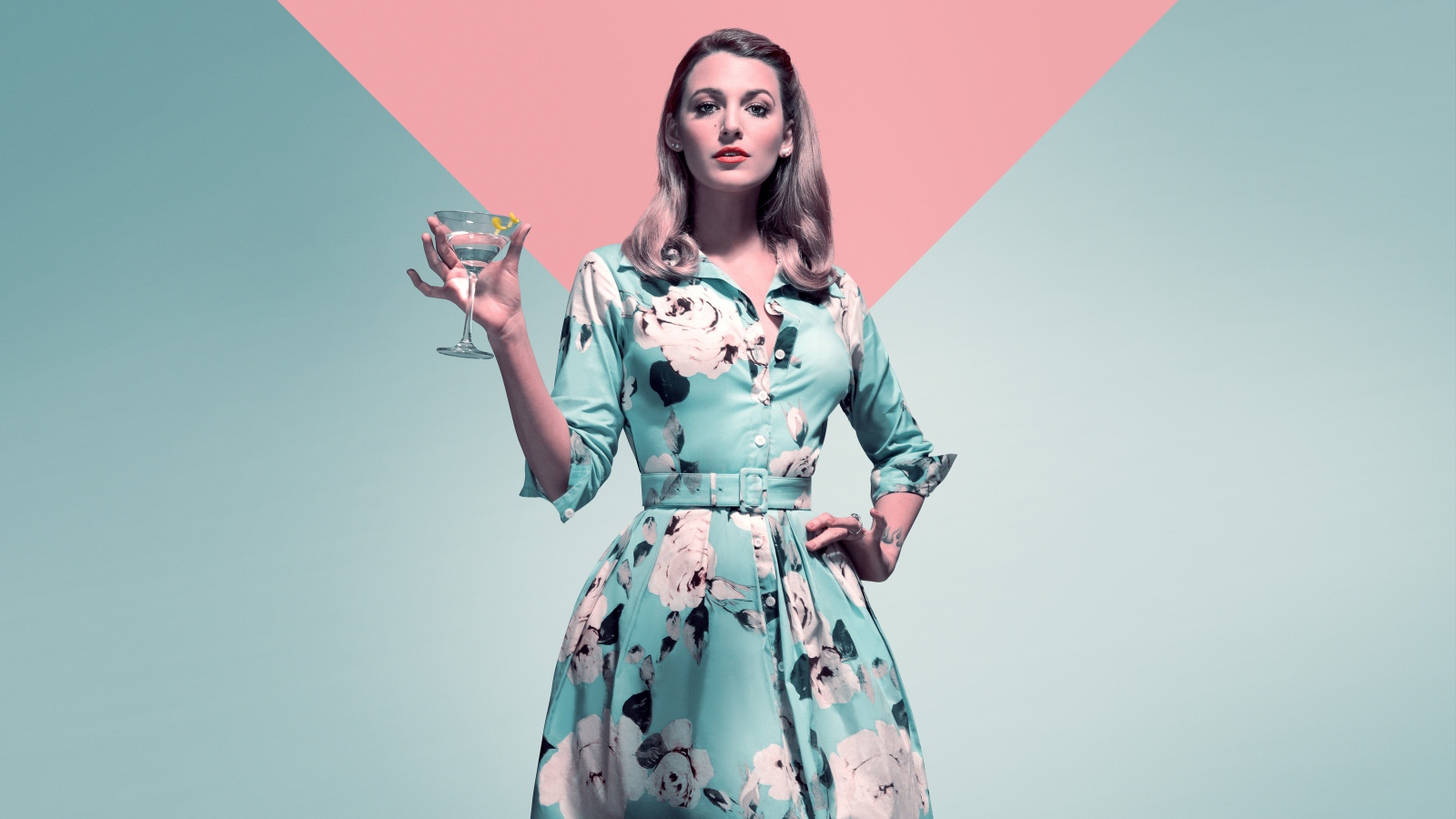 Актриса Блейк Лайвли в красивом платье с бокалом