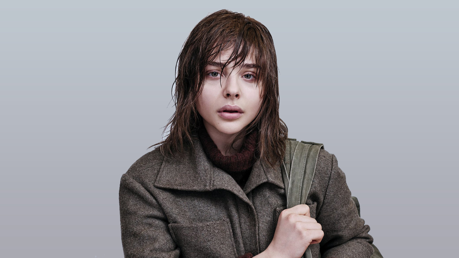 Актриса Хлоя Грейс Морец с мокрыми волосами в пальто 