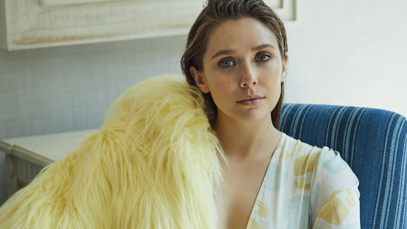 Актриса Элизабет Олсен с меховой накидкой