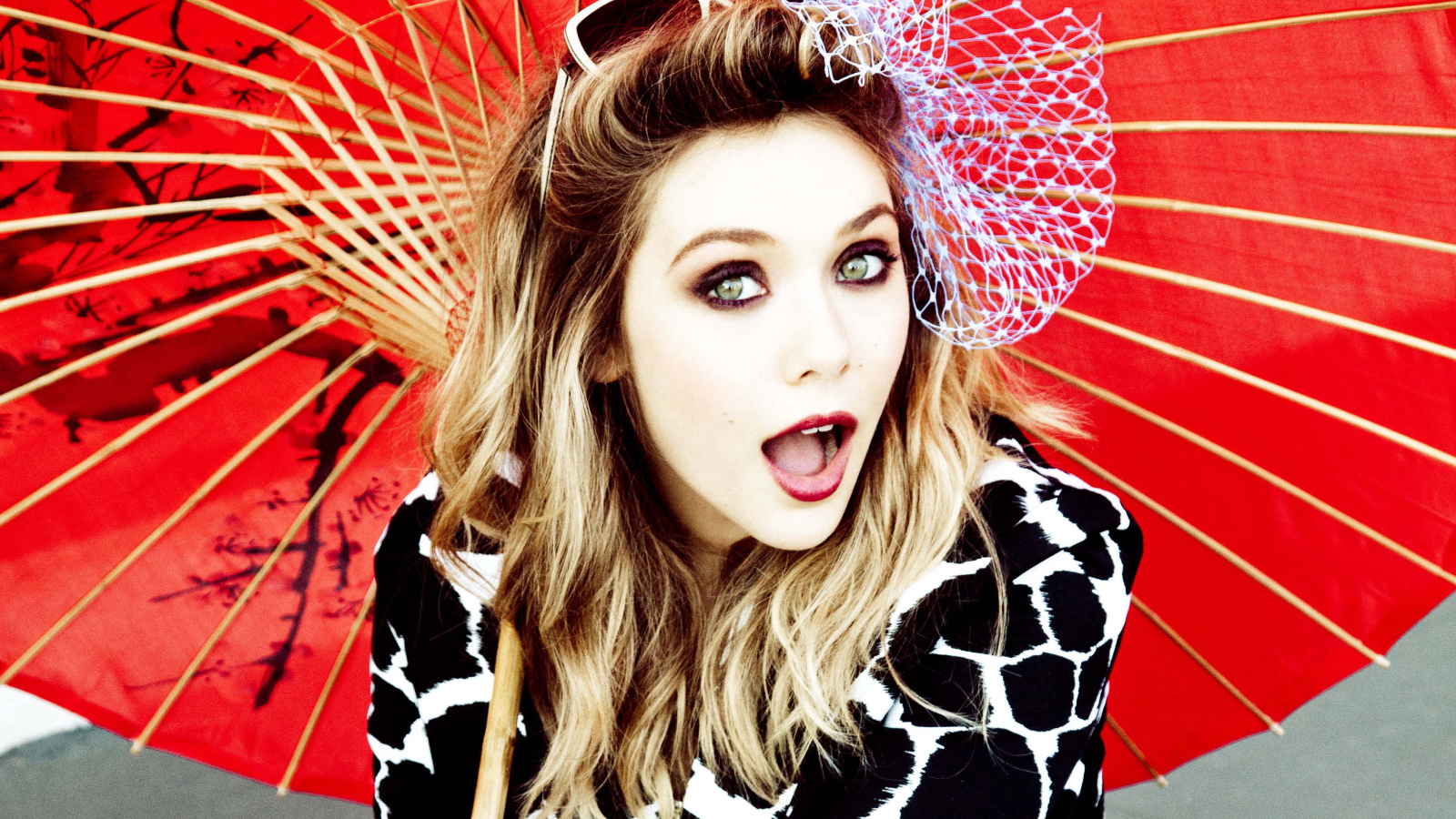 Актриса Элизабет Олсен с большим зонтом 