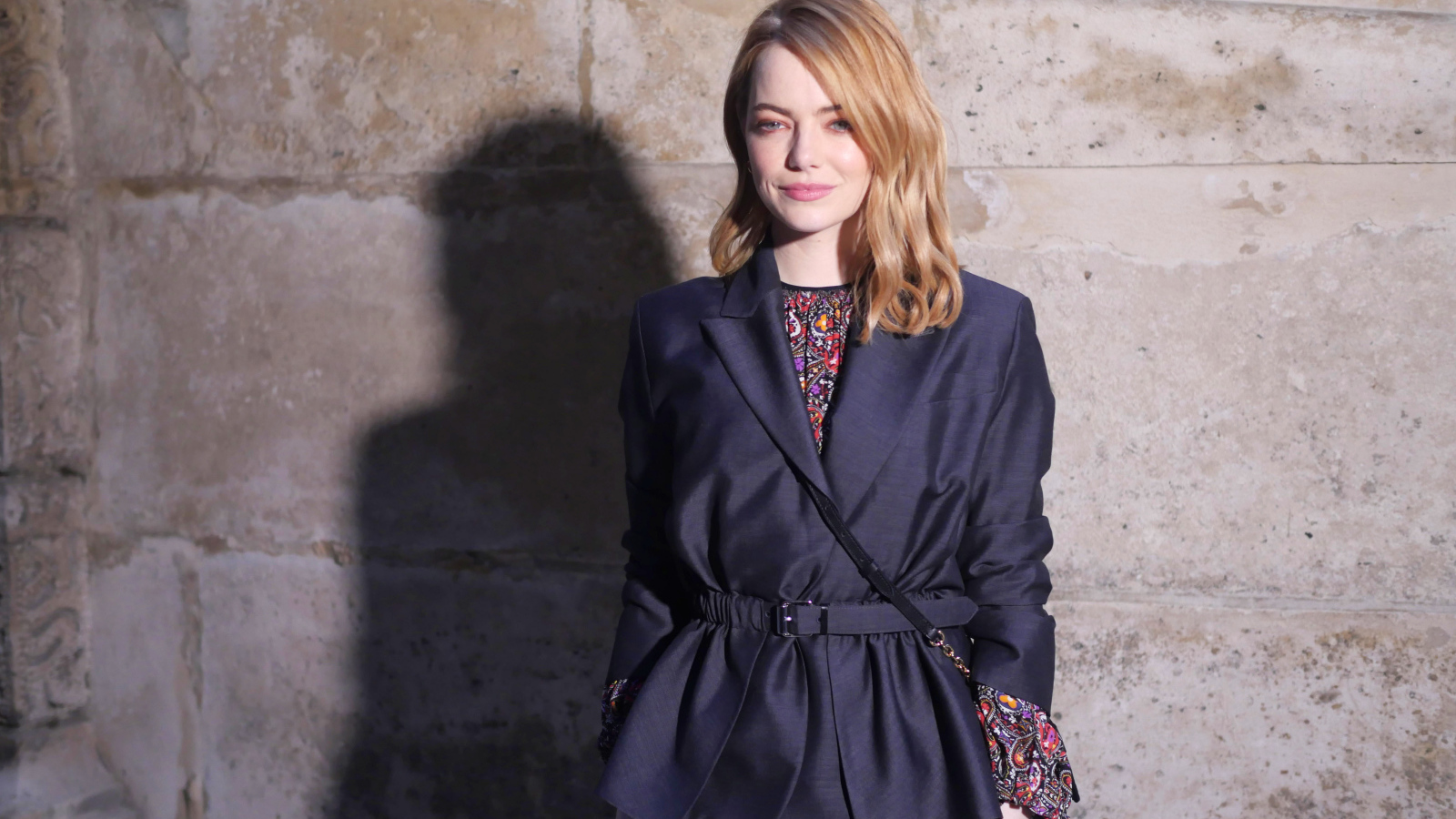 Актриса Эмма Стоун 2018 в черном пиджаке