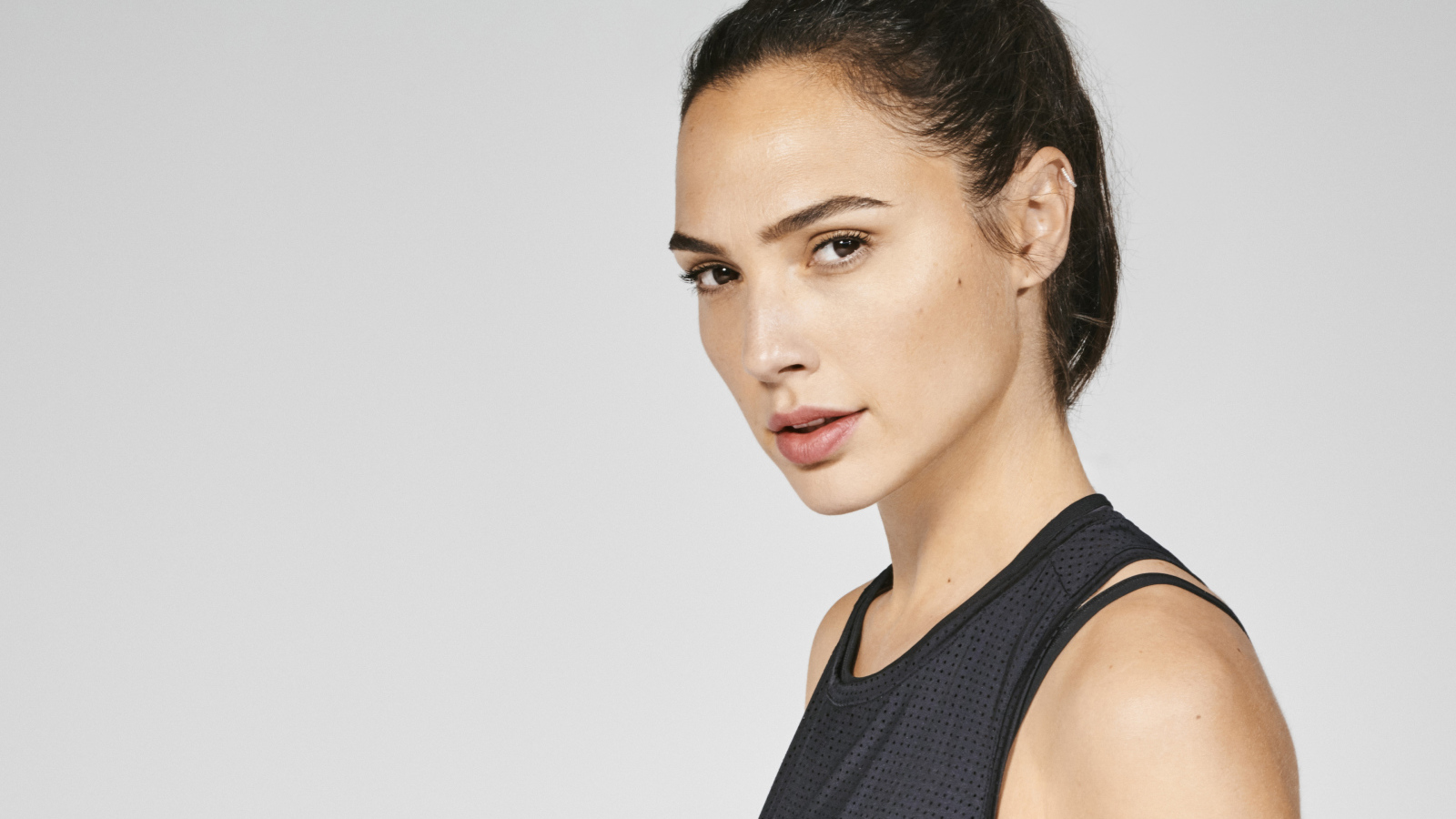 Актриса Галь Гадот фото на сером фоне
