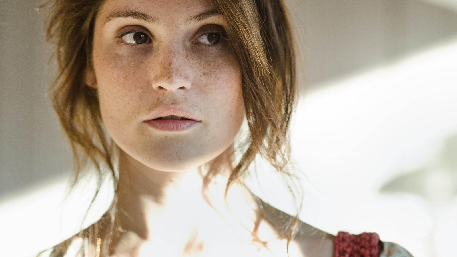 Актриса Джемма Артертон  с веснушками на лице