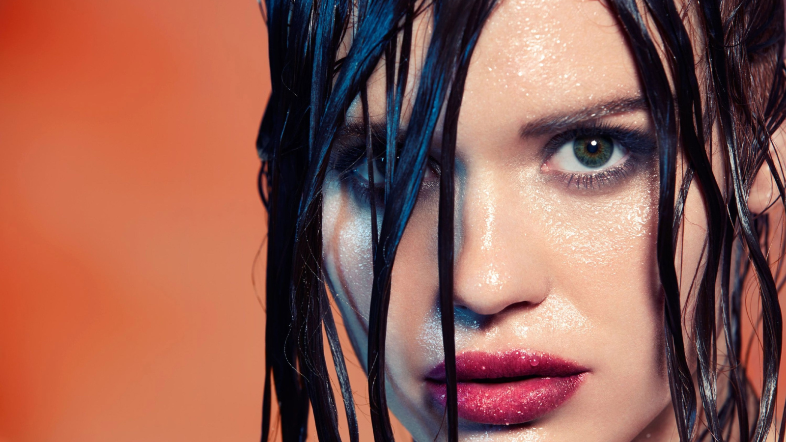 Актриса Холланд Роден с мокрыми волосами крупным планом