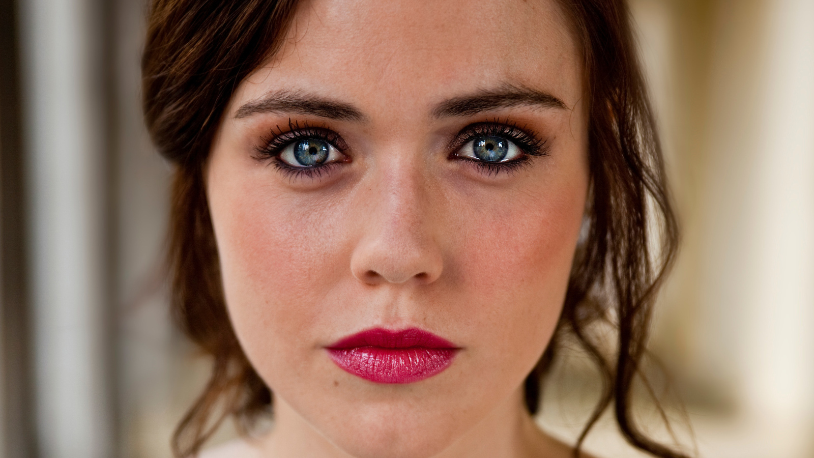 Актриса Дженни Жак с ярким макияжем 