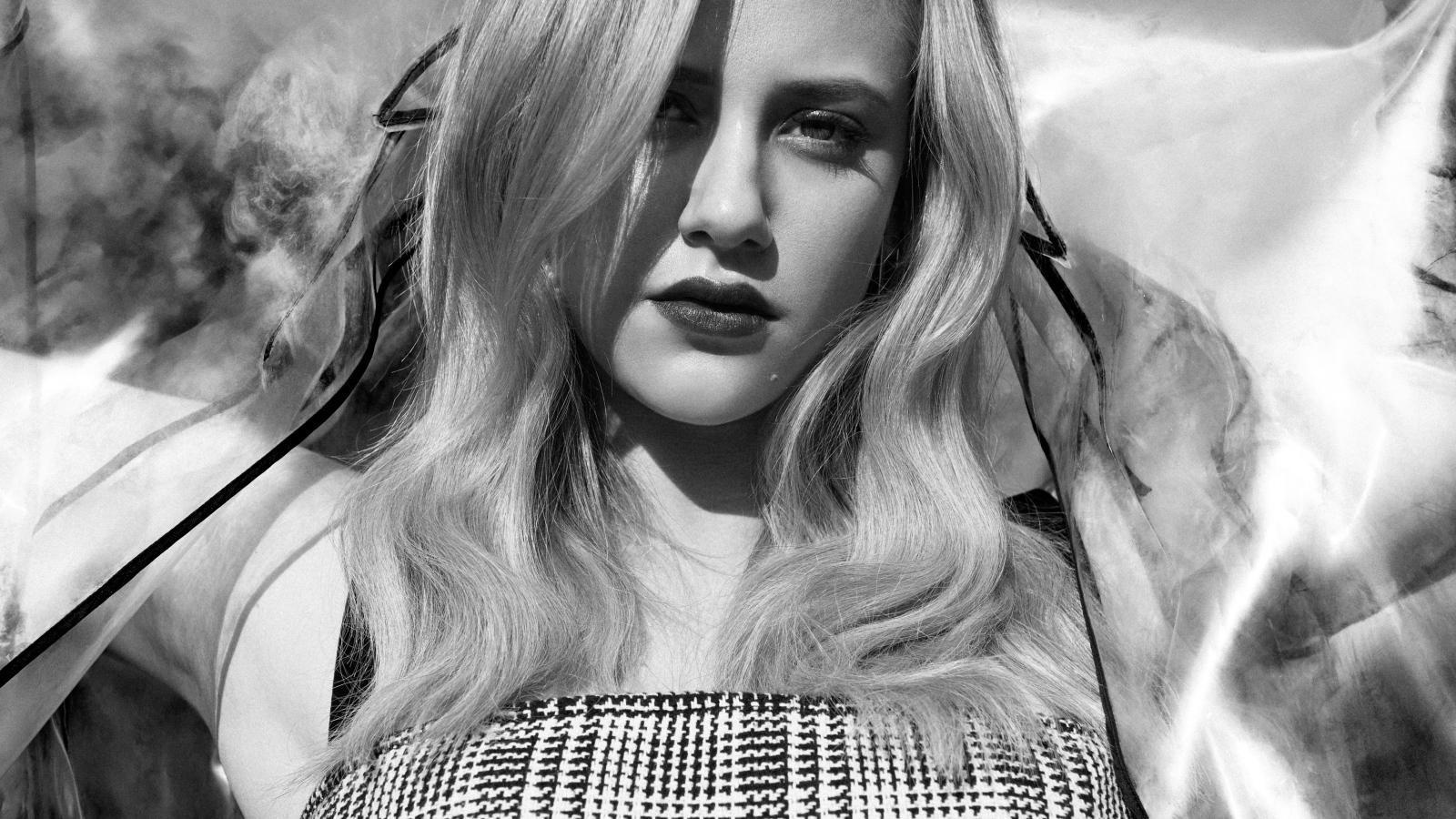 Актриса Лили Рейнхарт, черно-белое фото