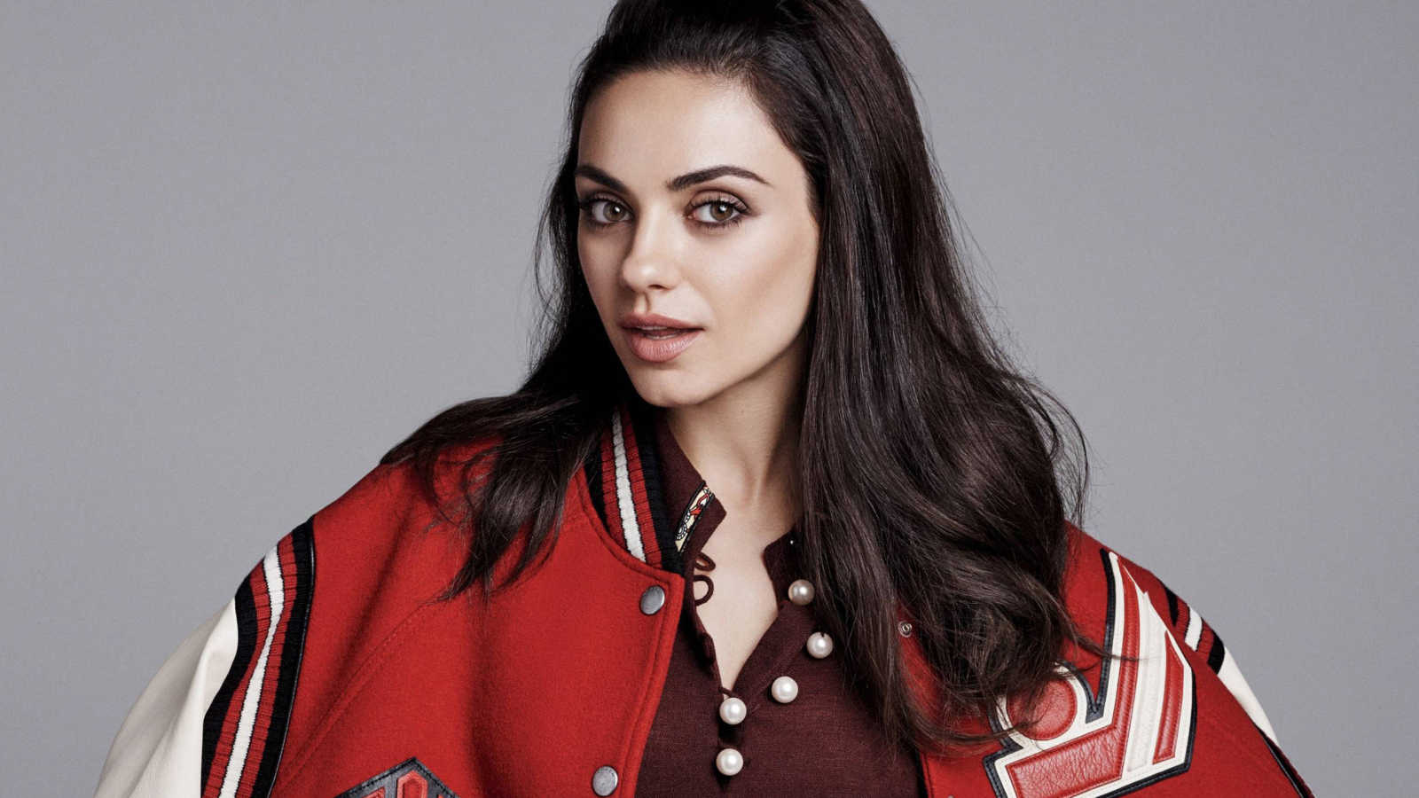 Актриса Мила Кунис в спортивной куртке