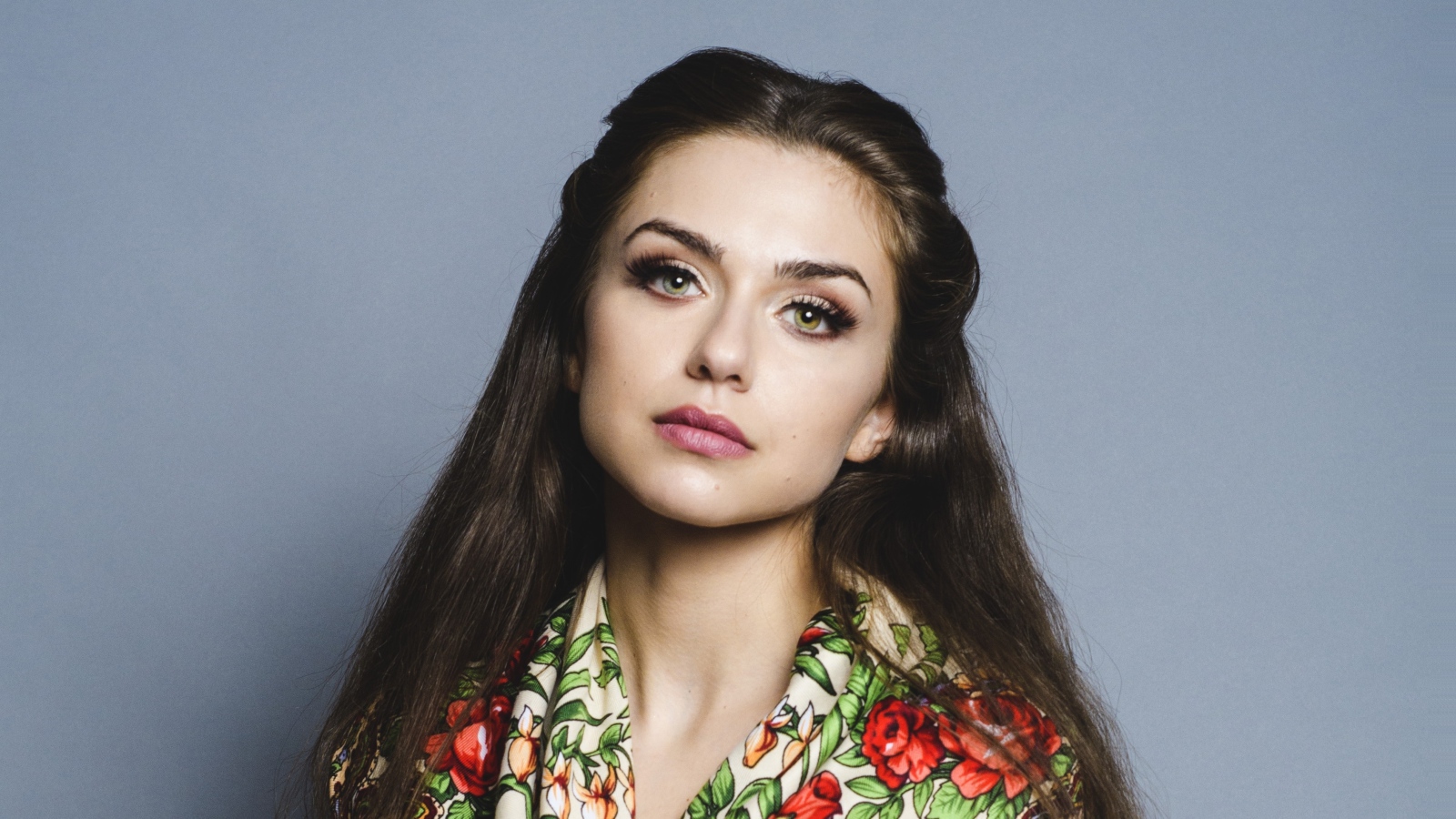 Актриса Виктория Конфал на сером фоне