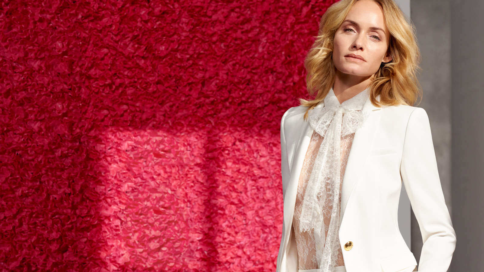 Американская актриса Эмбер Валлетта в белом костюме