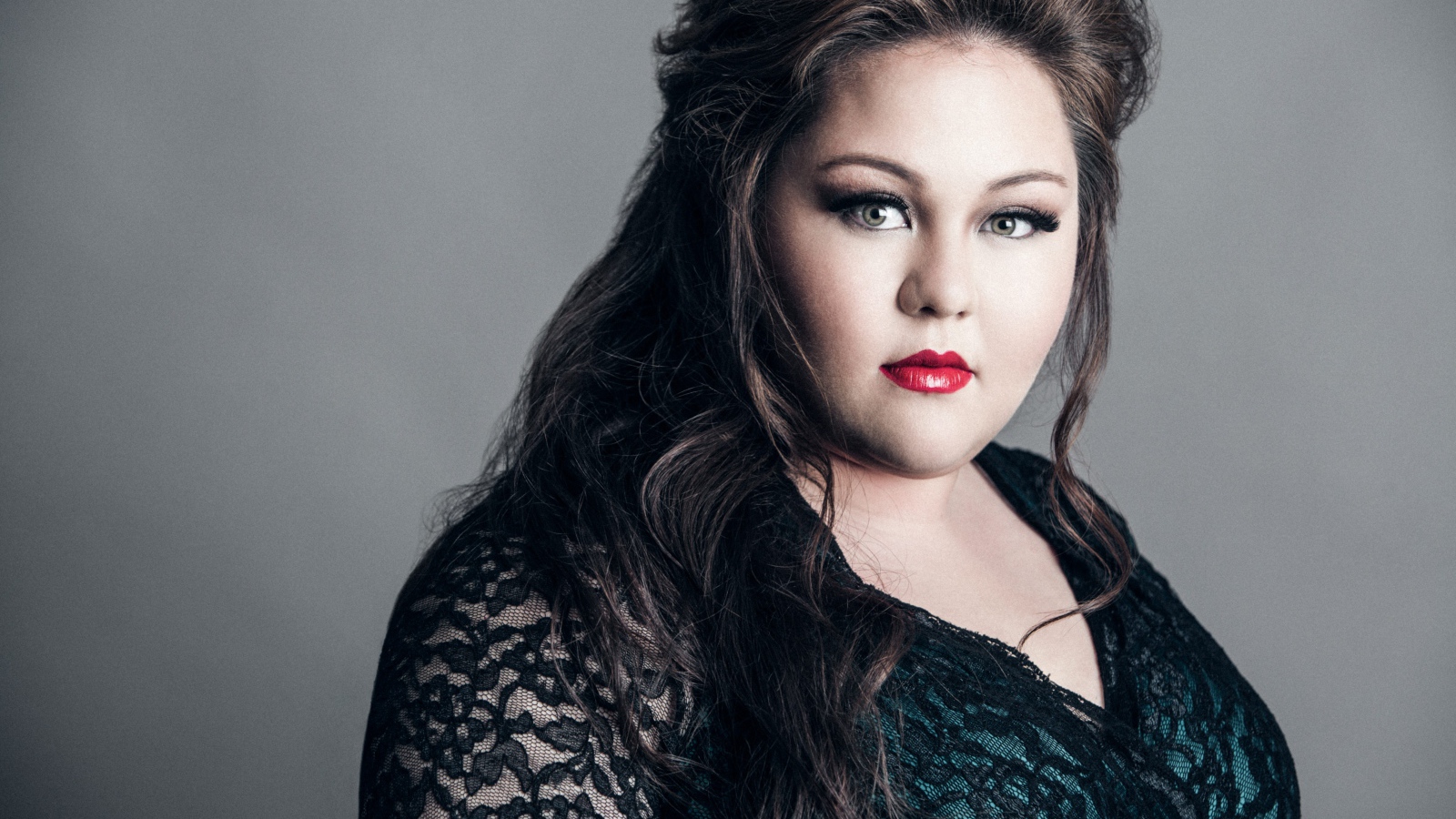 Американская актриса Джолин Парди фото на сером фоне