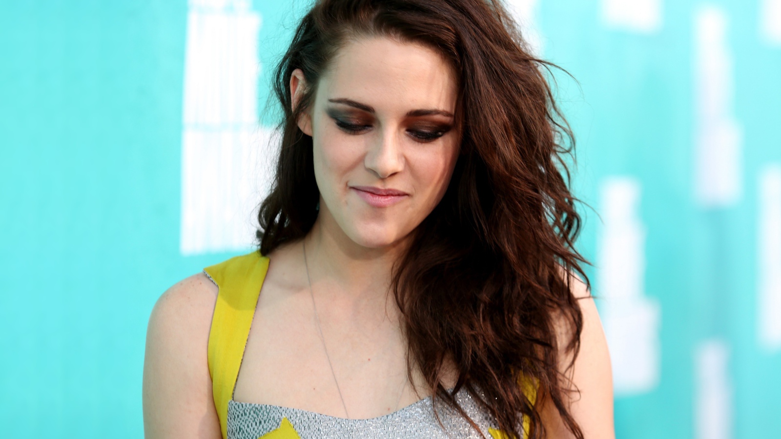 Американская актриса Кристен Стюарт улыбается