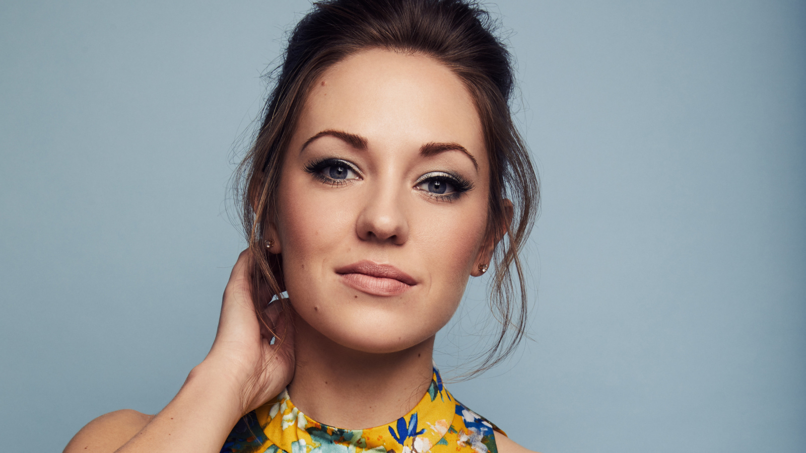 Американская актриса Лора Оснс на сером фоне