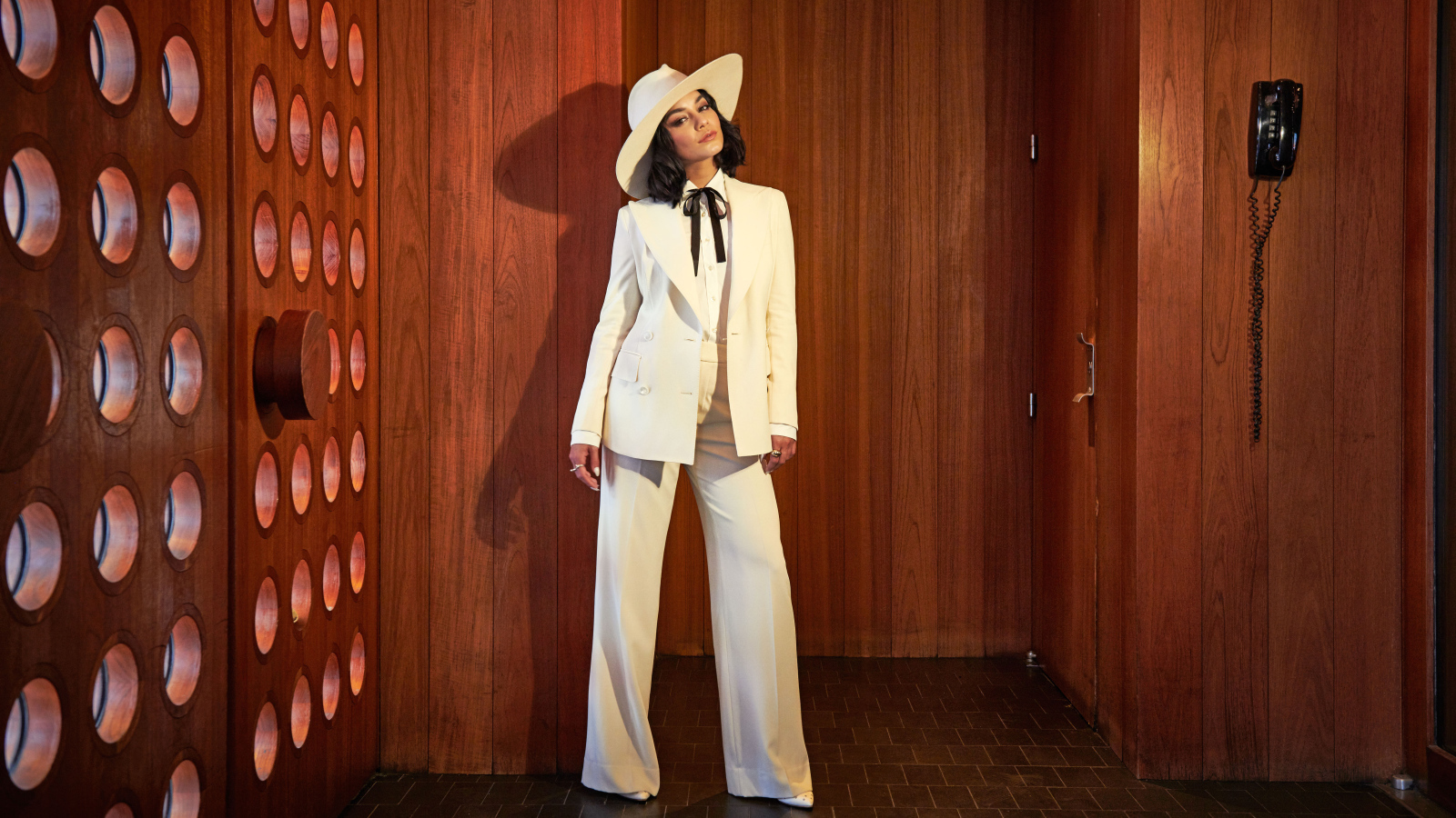 Американская актриса Ванесса Хадженс в белом костюме