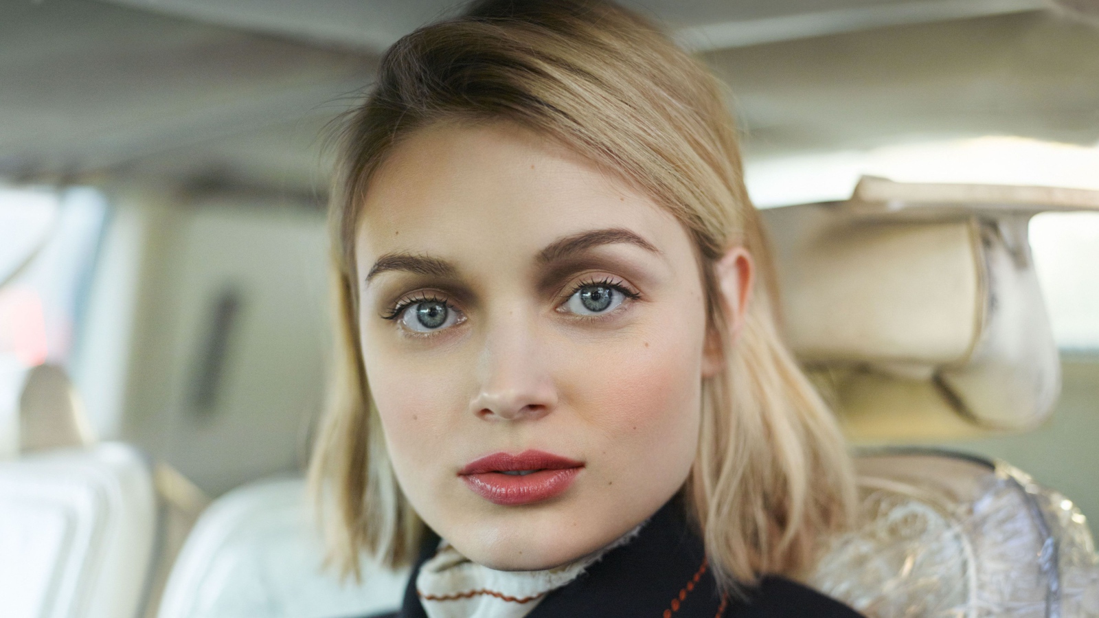 Австралийская актриса Белла Хиткот в машине