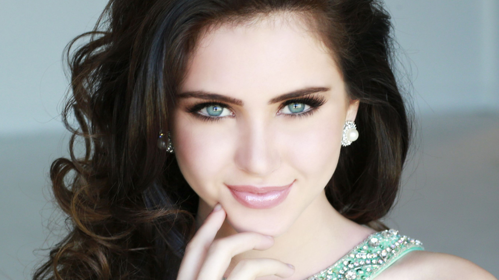 Красивая американская актриса Райан Ньюман