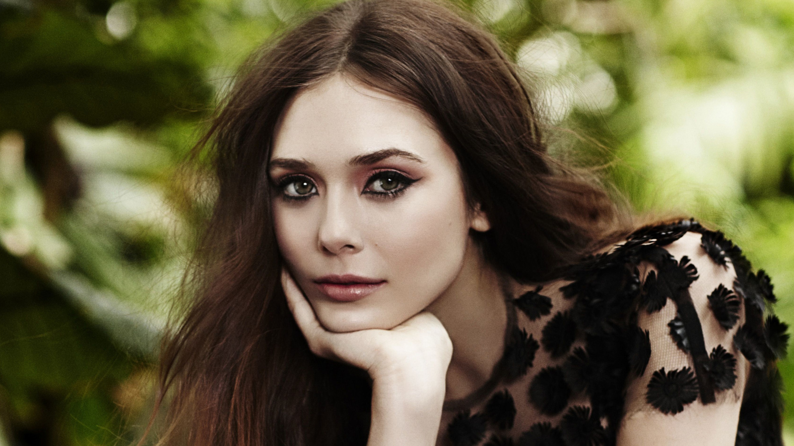 Красивая Элизабет Олсен в черном платье