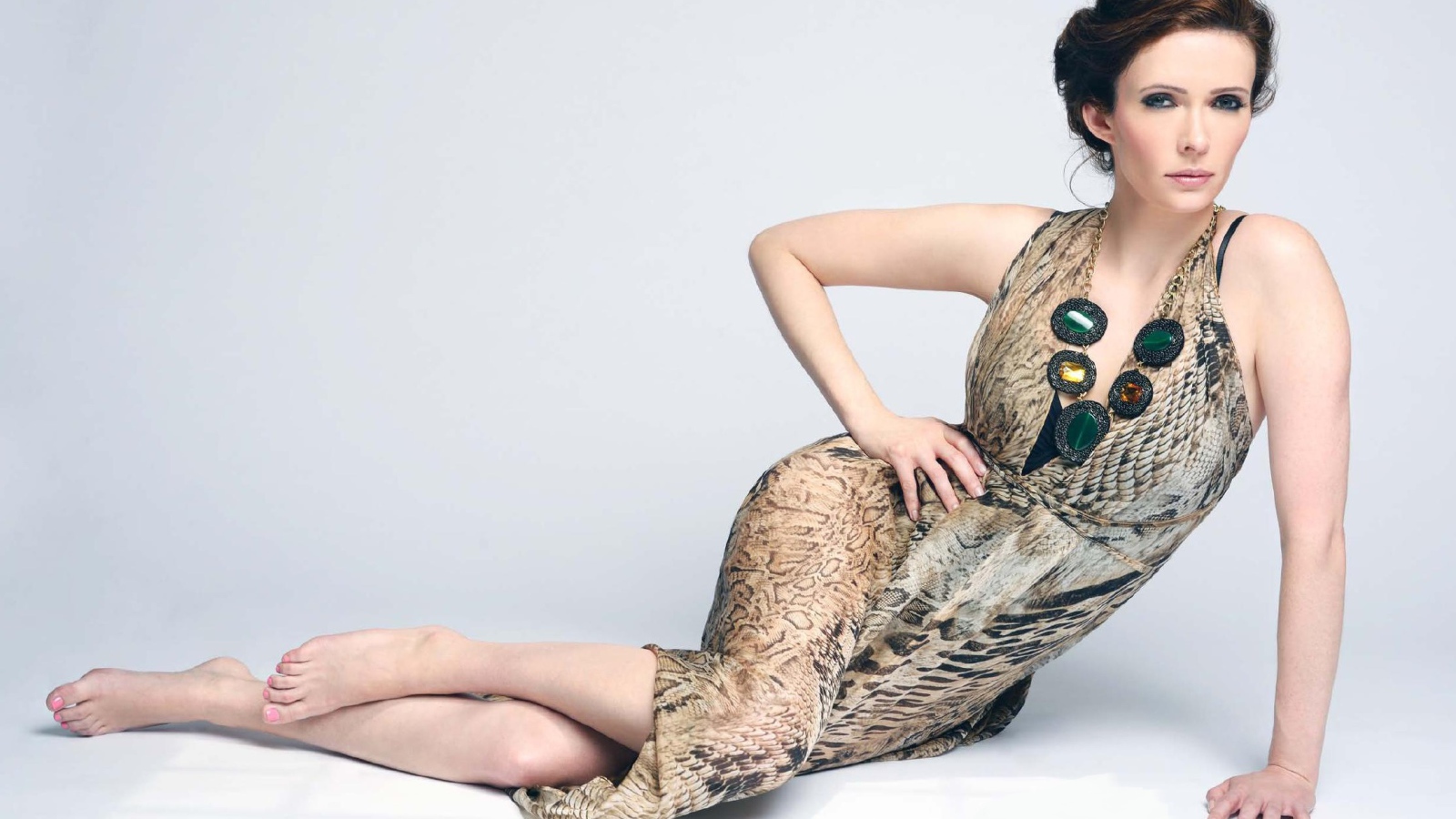 Красивая актриса Битси Таллок на сером фоне