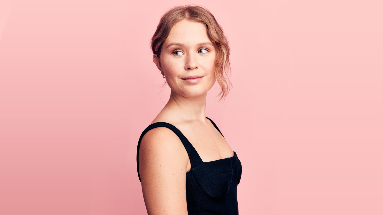 Красивая актриса Элайза Сканлен фото на розовом фоне