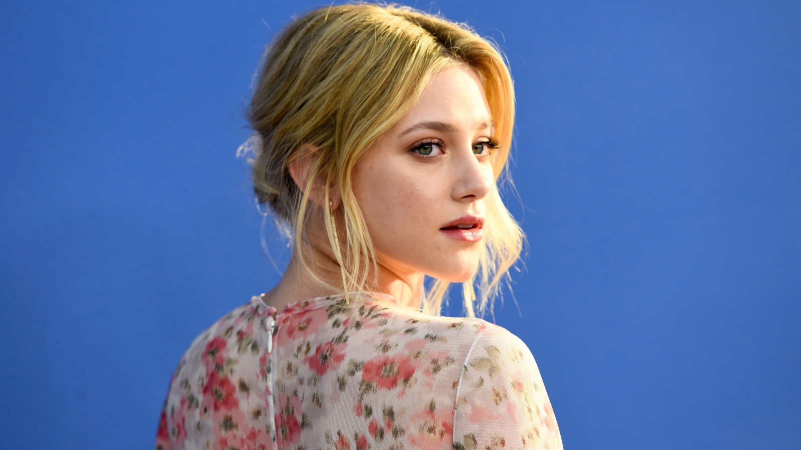 Красивая блондинка актриса Лили Рейнхарт