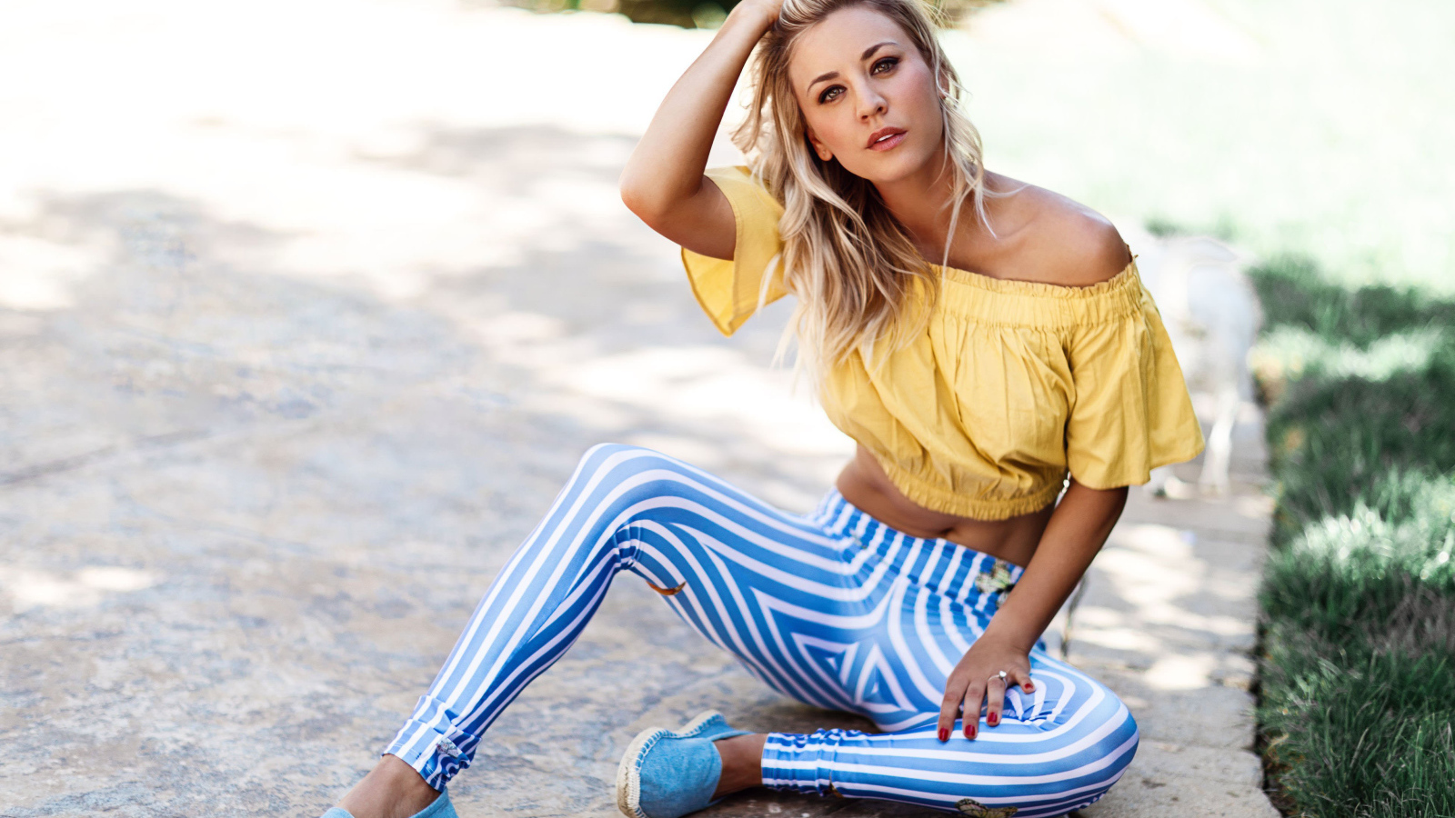 Красивая блондинка в полосатых брюках, актриса Кейли Куоко