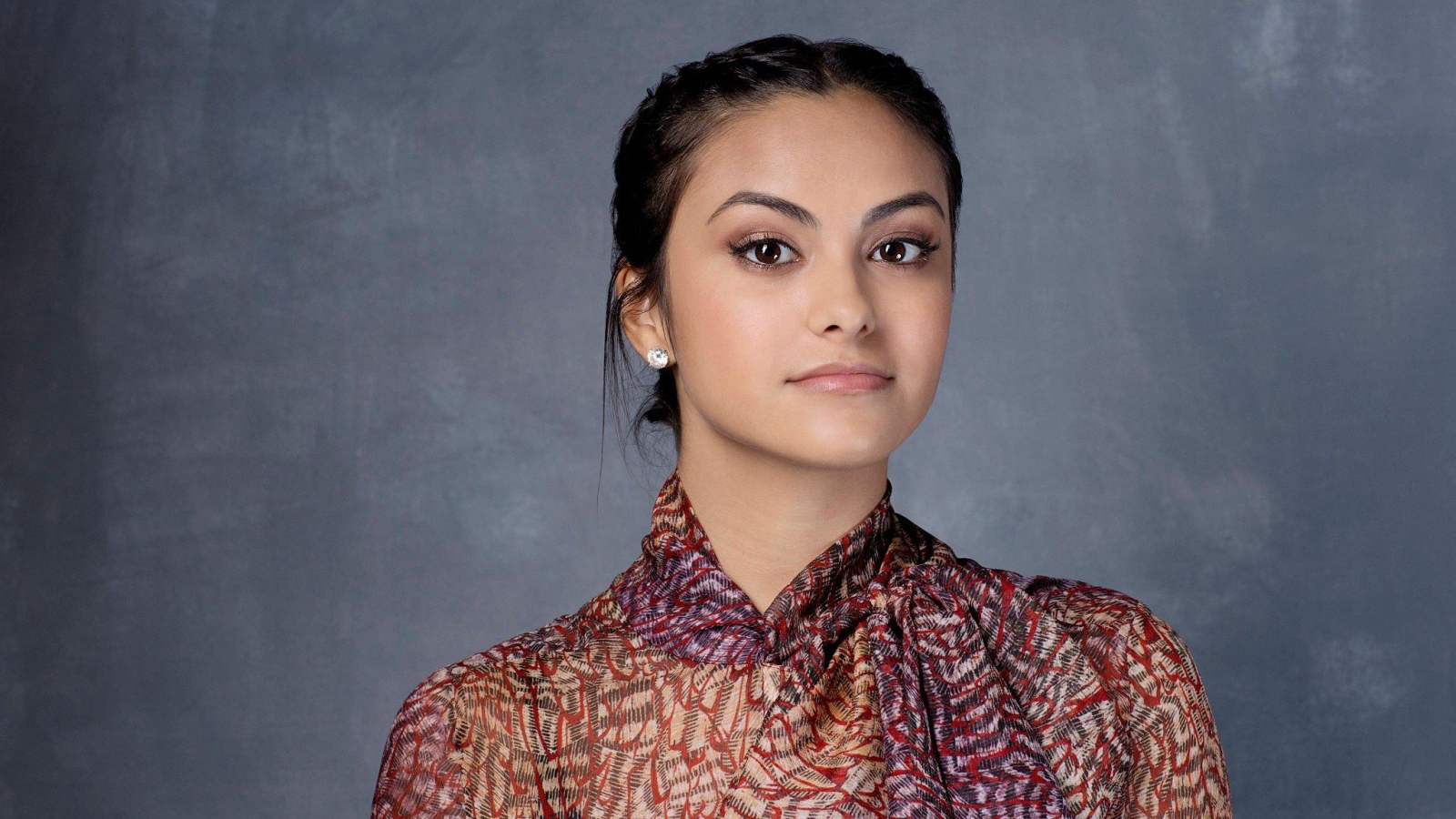 Красивая девушка, актриса Камила Мендес на сером фоне