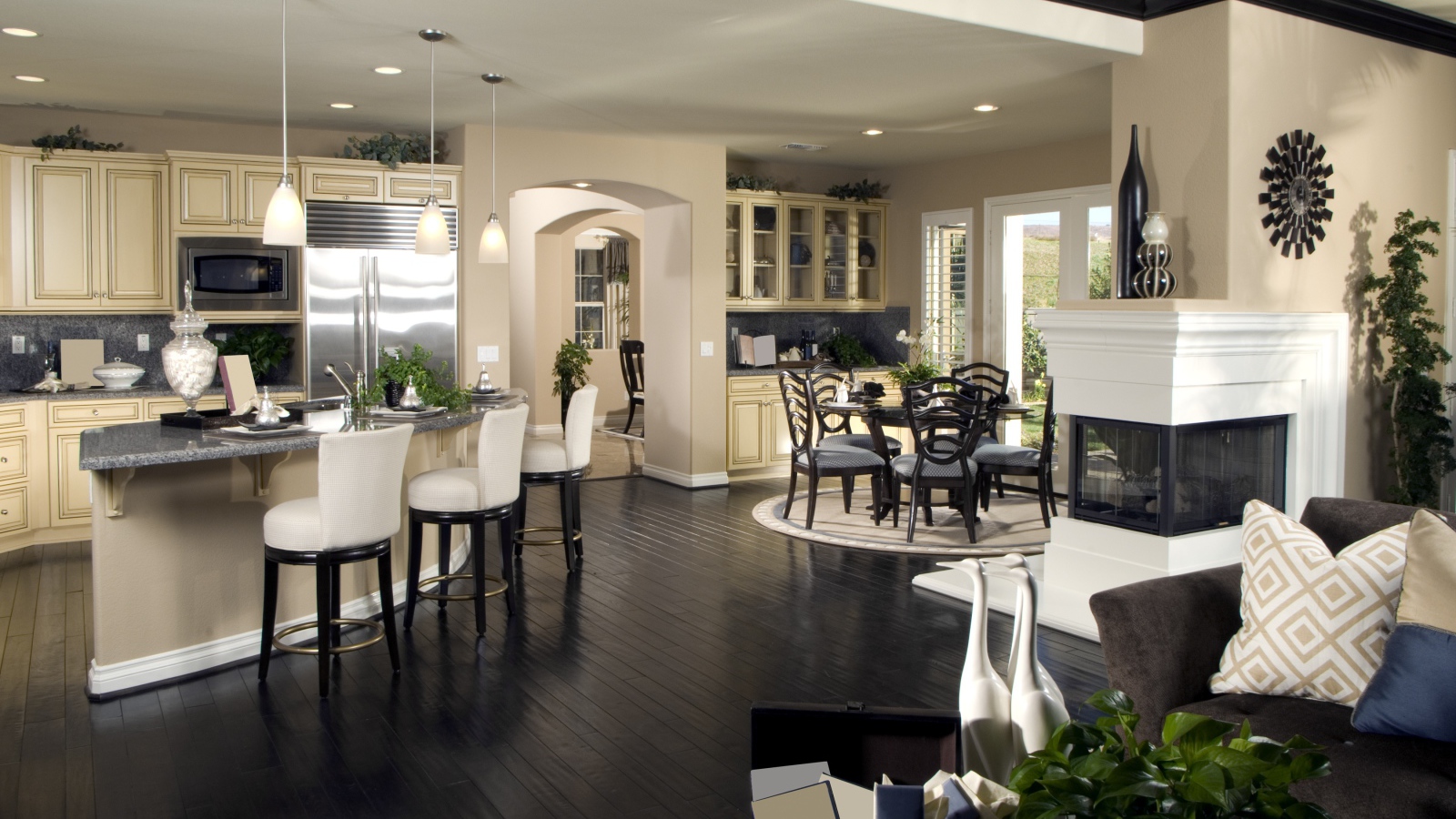 Красивая гостинная с кухней в пастельных тонах 