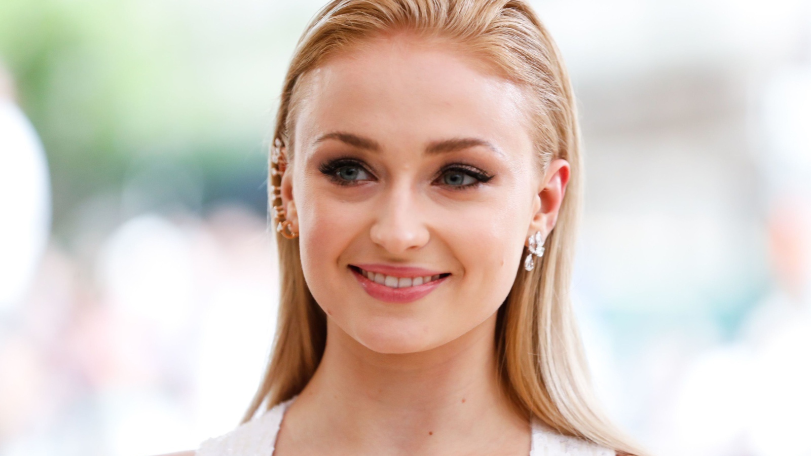 Красивая рыжеволосая актриса Софи Тёрнер с очаровательной улыбкой