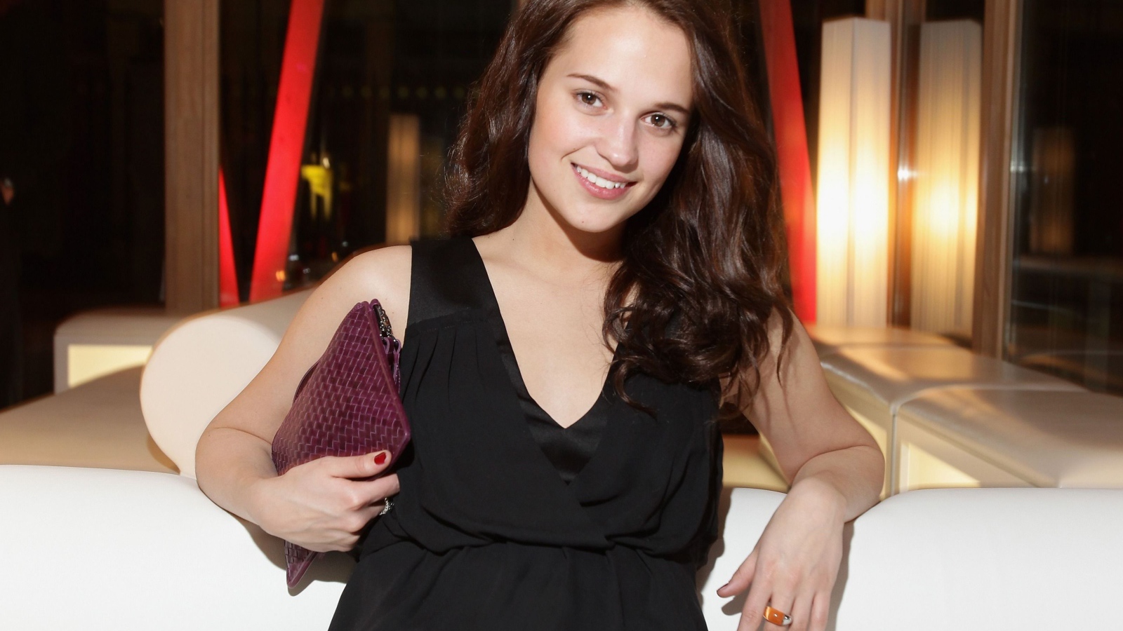 Красивая улыбающаяся девушка, актриса Алисия Викандер