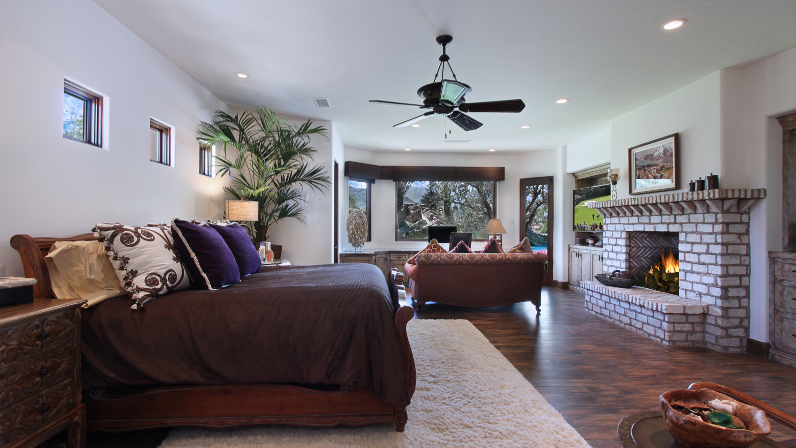 Спальная комната с большой кроватью с камином