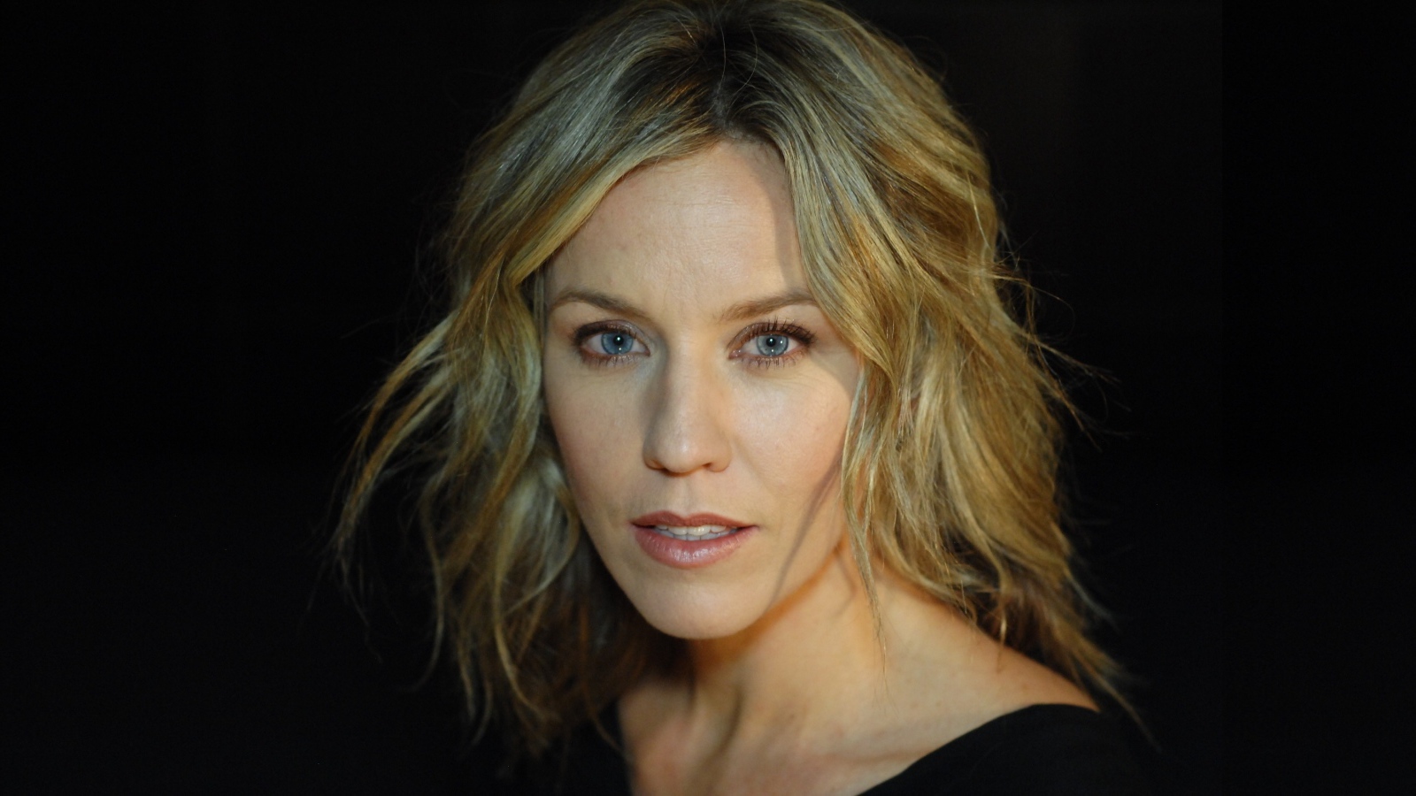 Голубоглазая блондинка, австралийская актриса Симона Макаллай