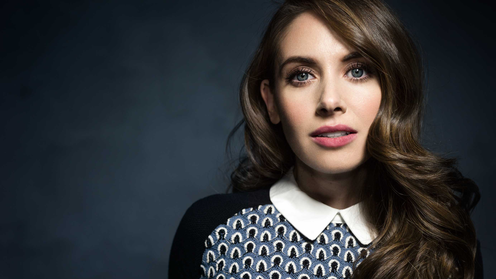 Голубоглазая брюнетка, актриса Элисон Бри